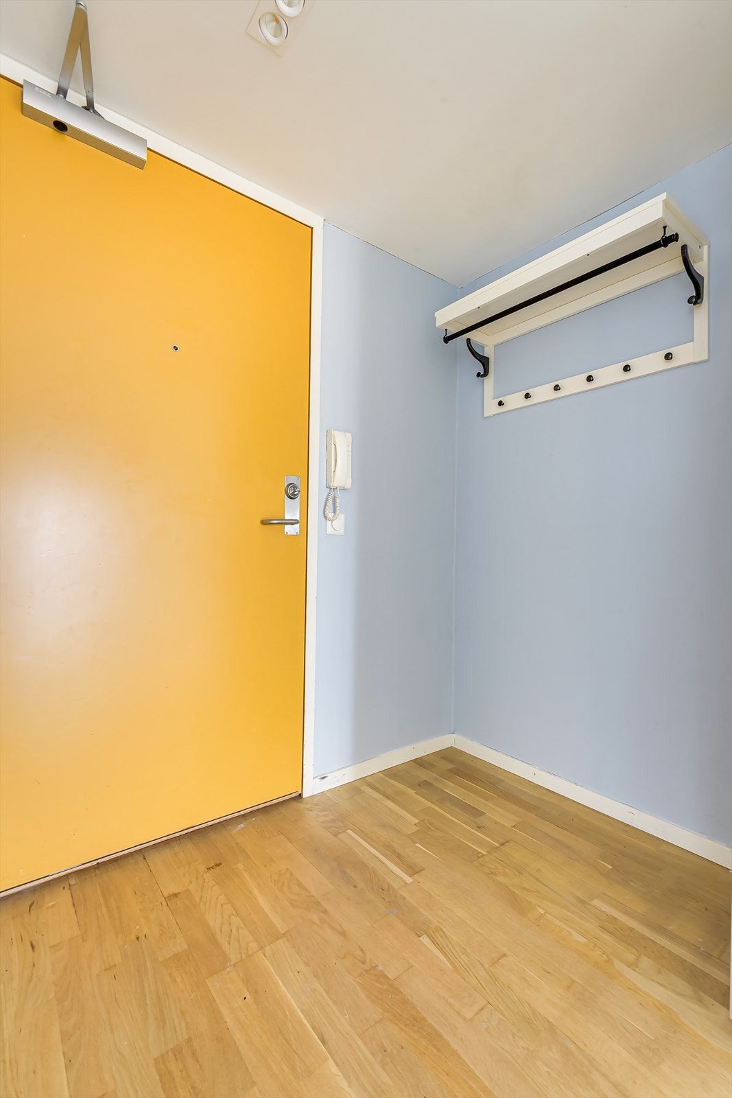 Entré med god plass til oppbevaring av yttertøy og sko. Galleribilde