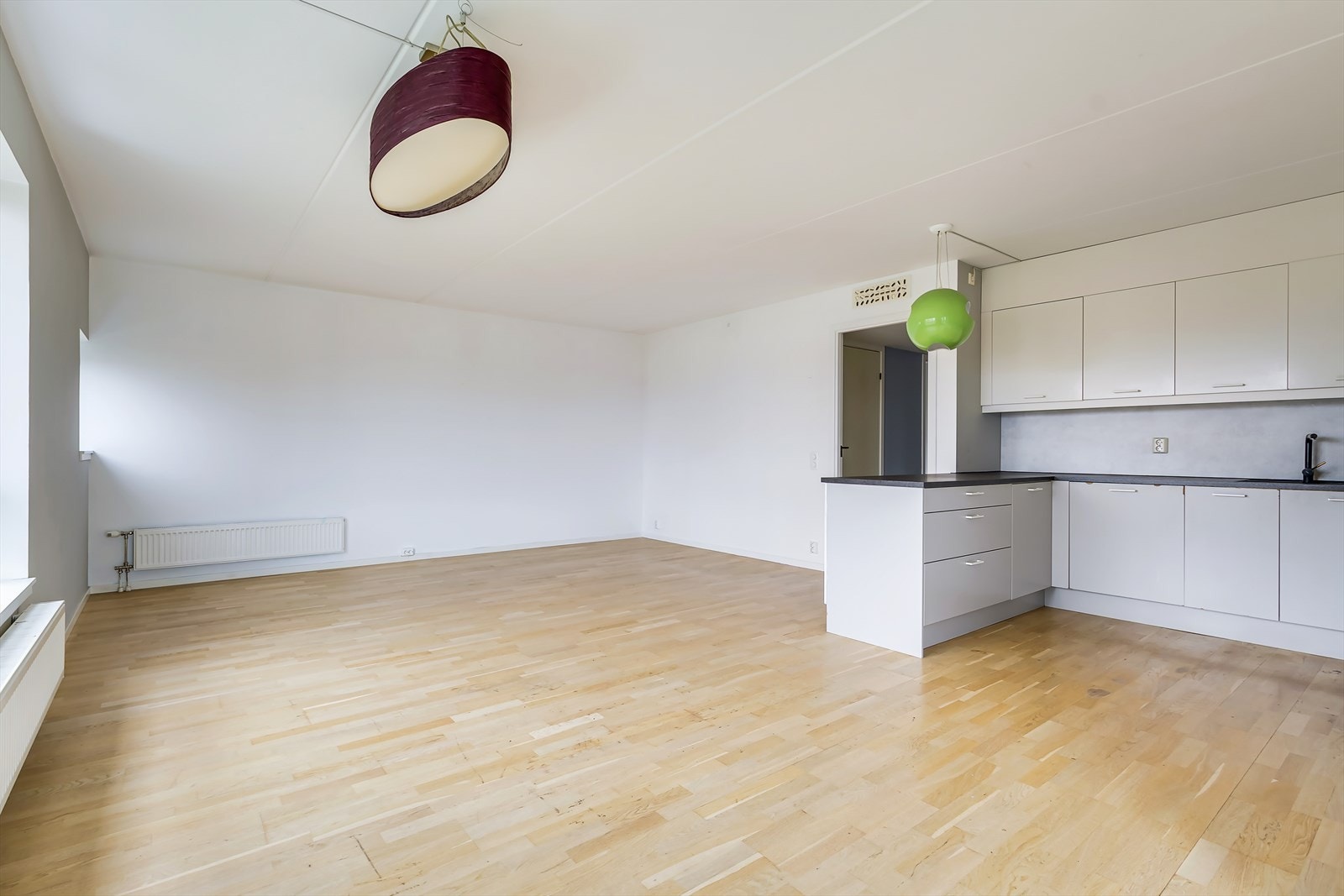 Overflatene består av lysmalte vegger og parkett i gulv. Oppvarming fra felles sentral med radiatorer på vegg. Galleribilde