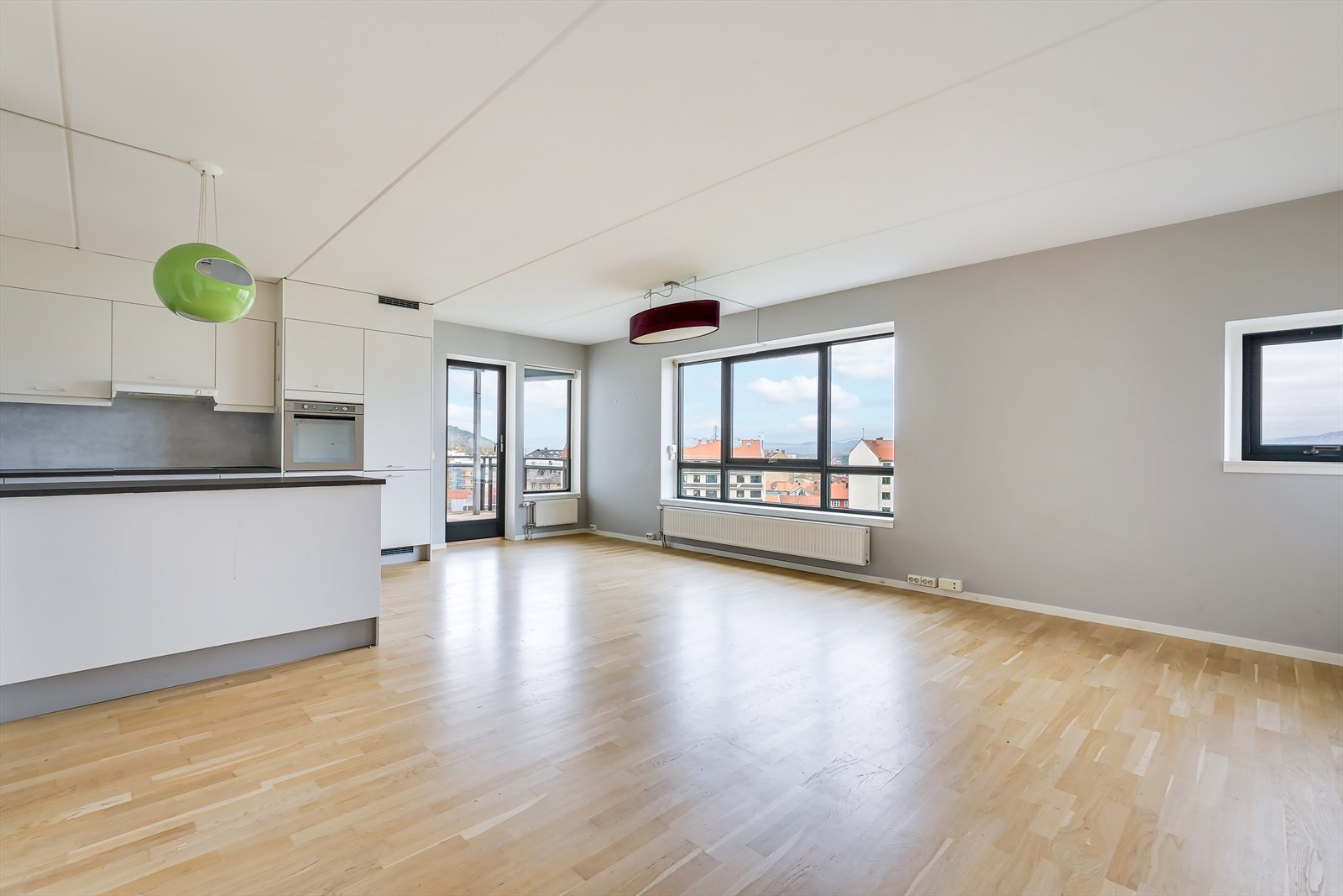 De store vindusflatene byr på godt med lysinnslipp og et fritt og luftig utsyn. Galleribilde