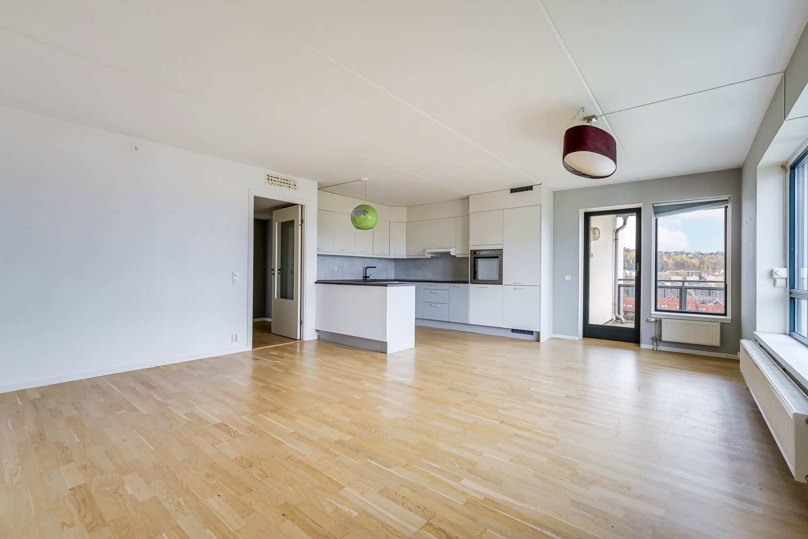 Den åpene planløsningen gir et stort, sosisalt allrom, og bad/wc samt tre soverom i egen "fløy". Galleribilde