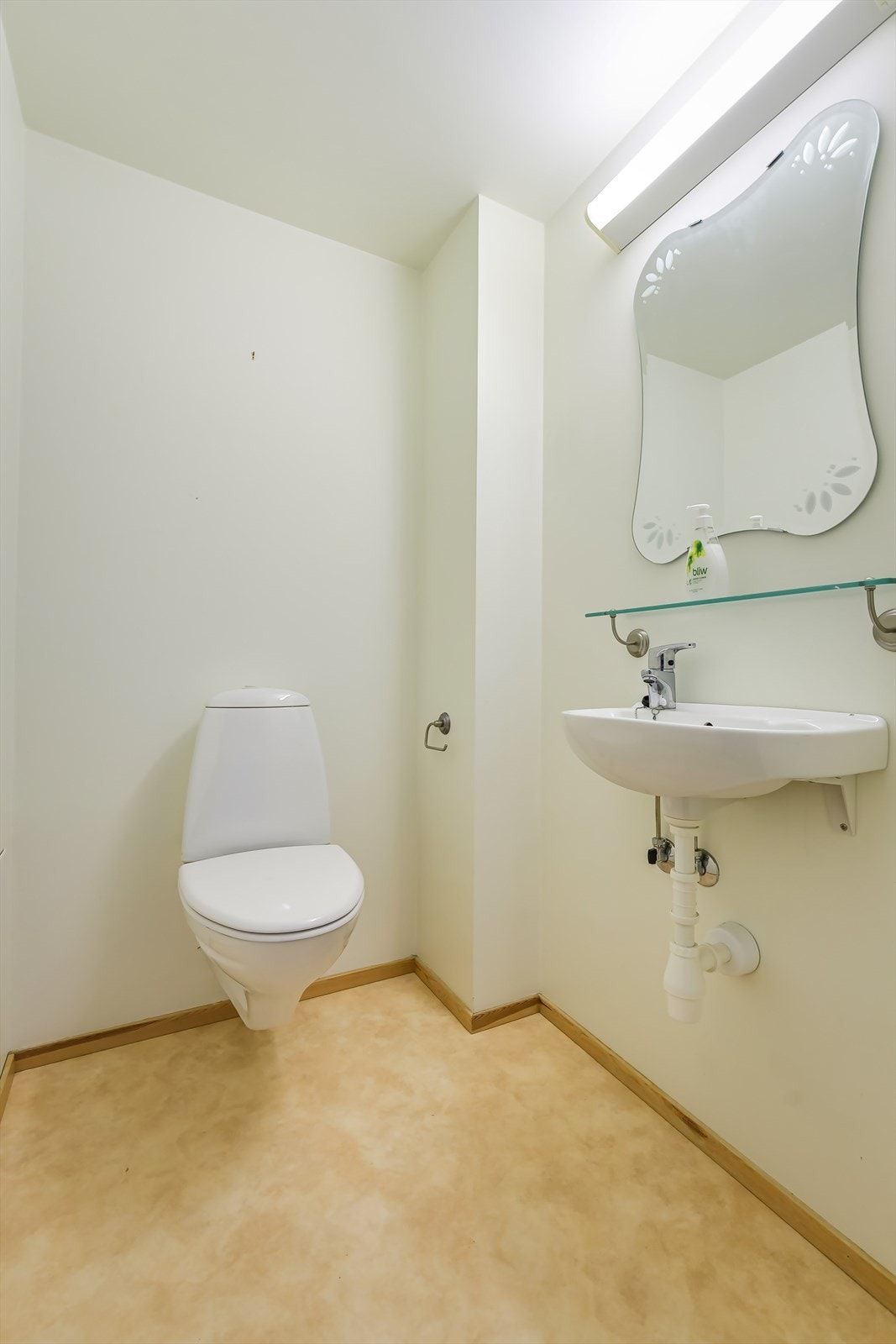 Vegg-i-vegg er det også et praktisk, separat toalettrom. Galleribilde