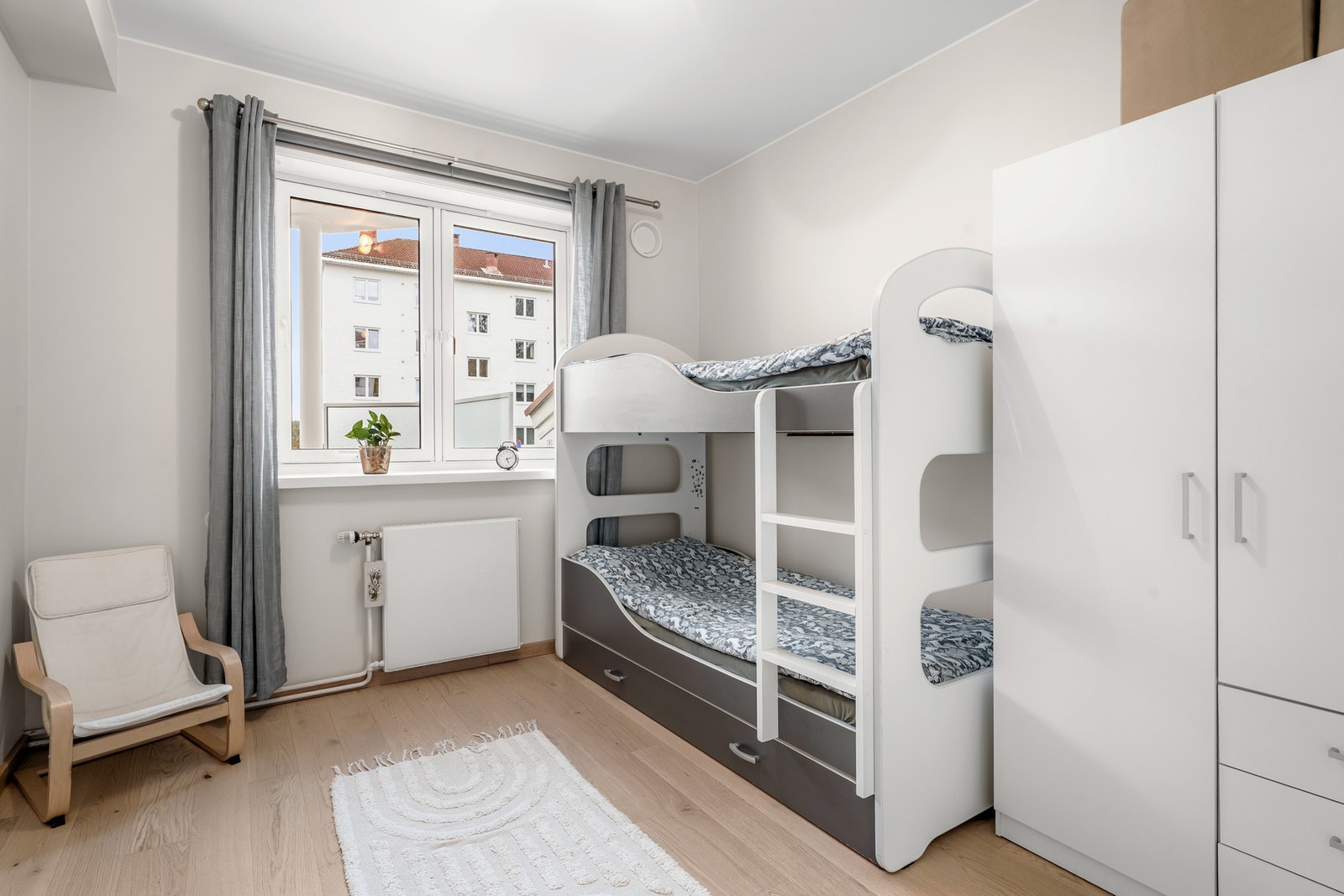 Soverom II er også av god størrelse med fin plass til seng og øvrig møblement. Galleribilde