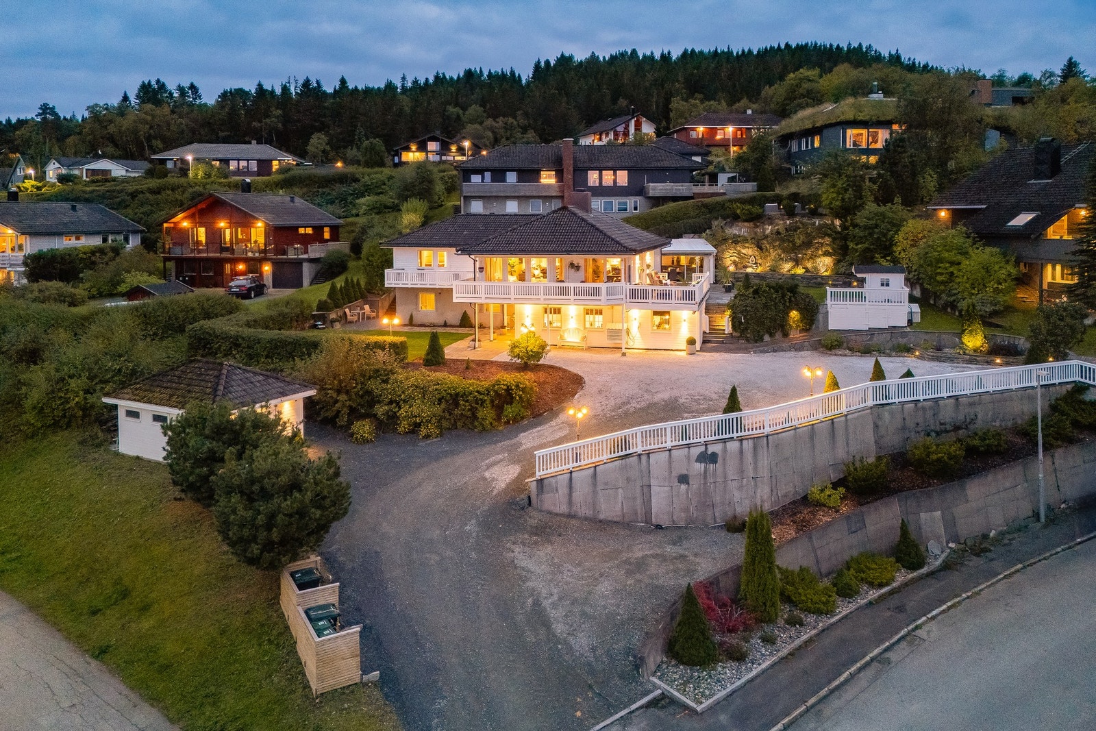 Boligen har et areal på hele 328 kvm (BRA).