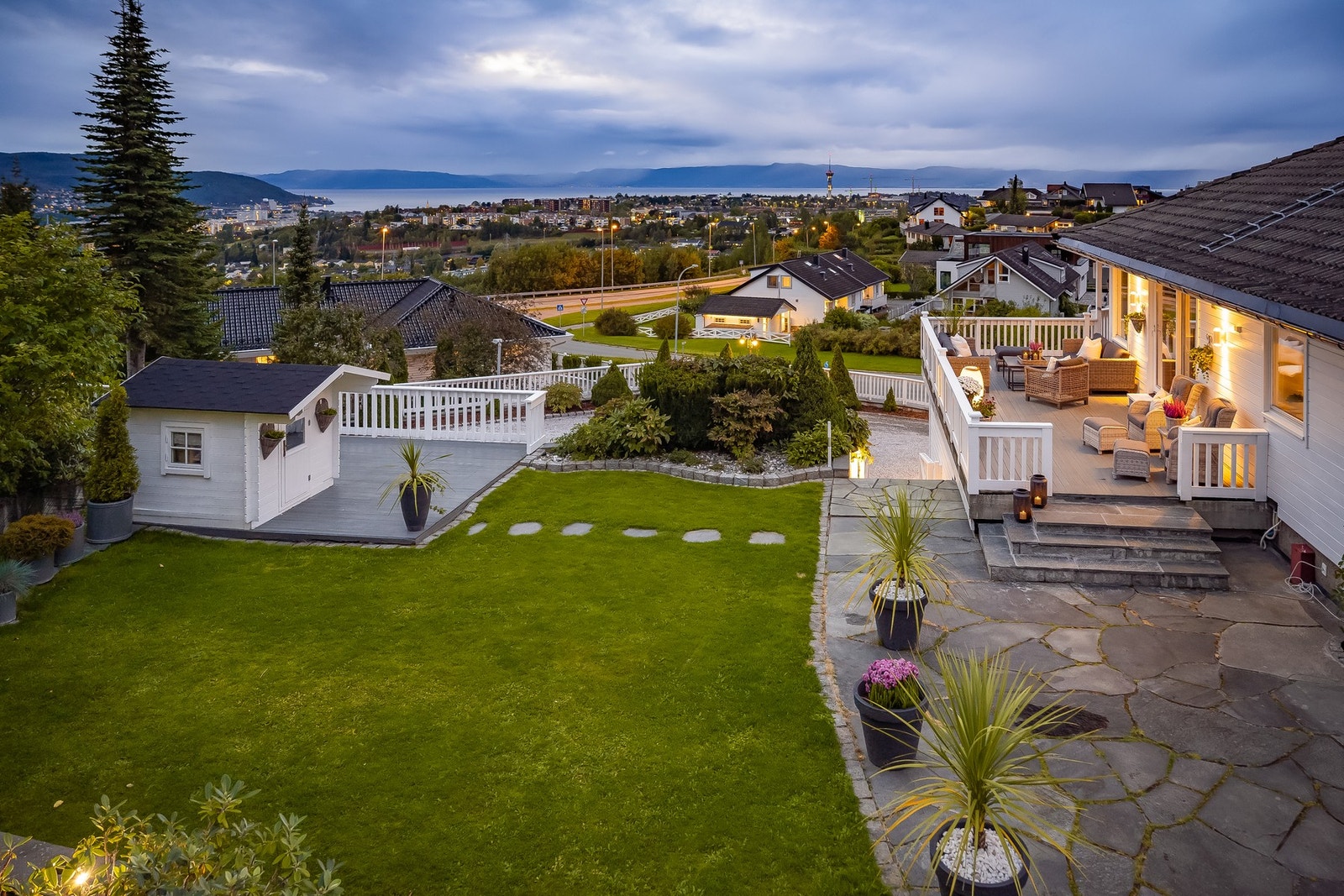 Mye arbeid er lagt ned i en flott hage med plen, busker og blomster.