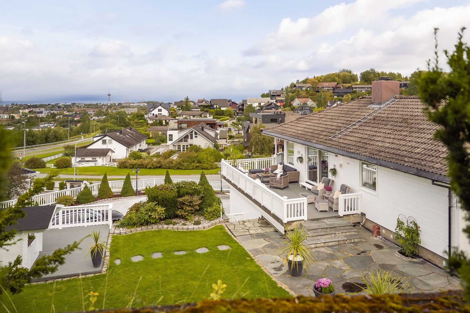 Pent steinlagt areal langs huset.