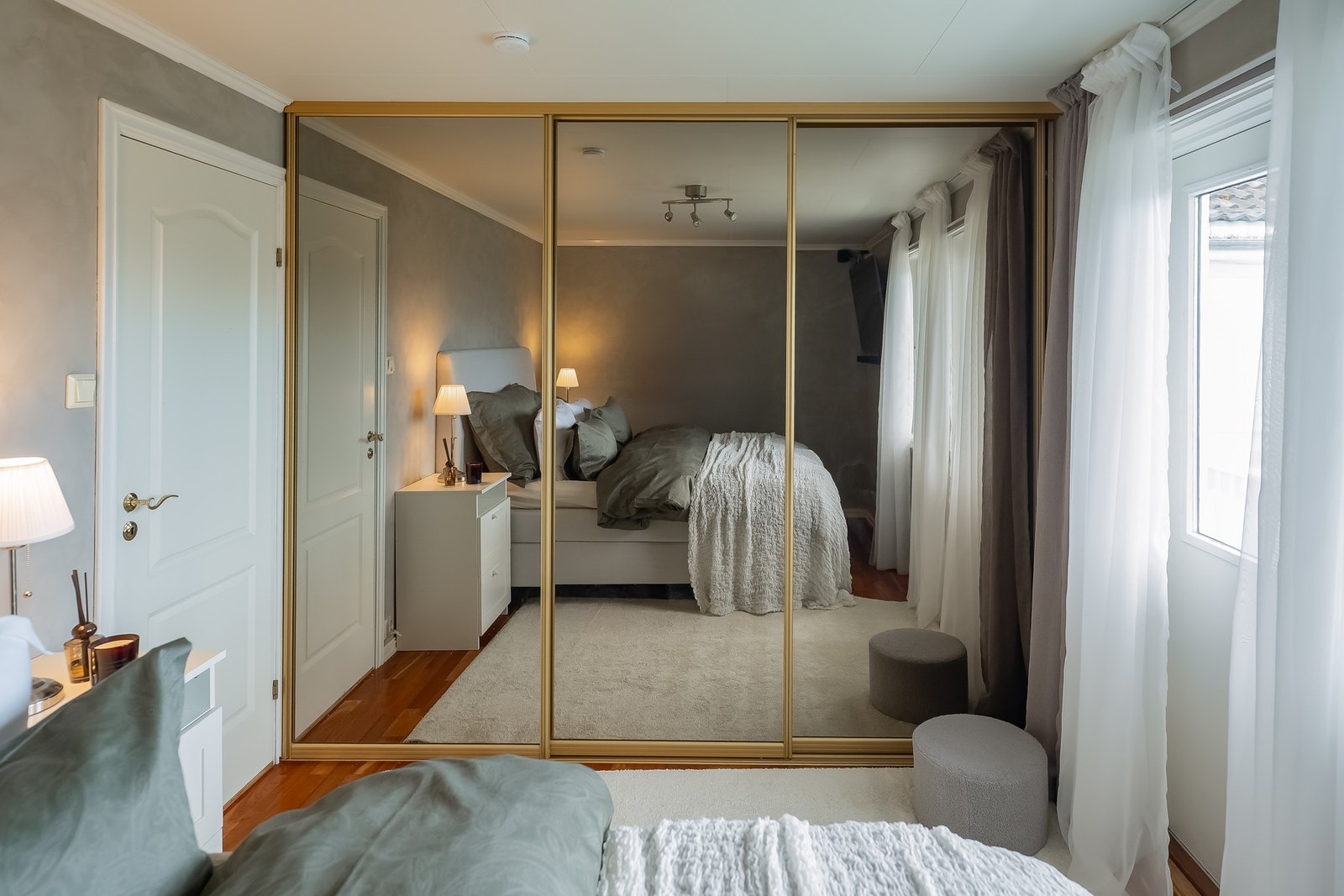 Garderobe medfølger i handelen.