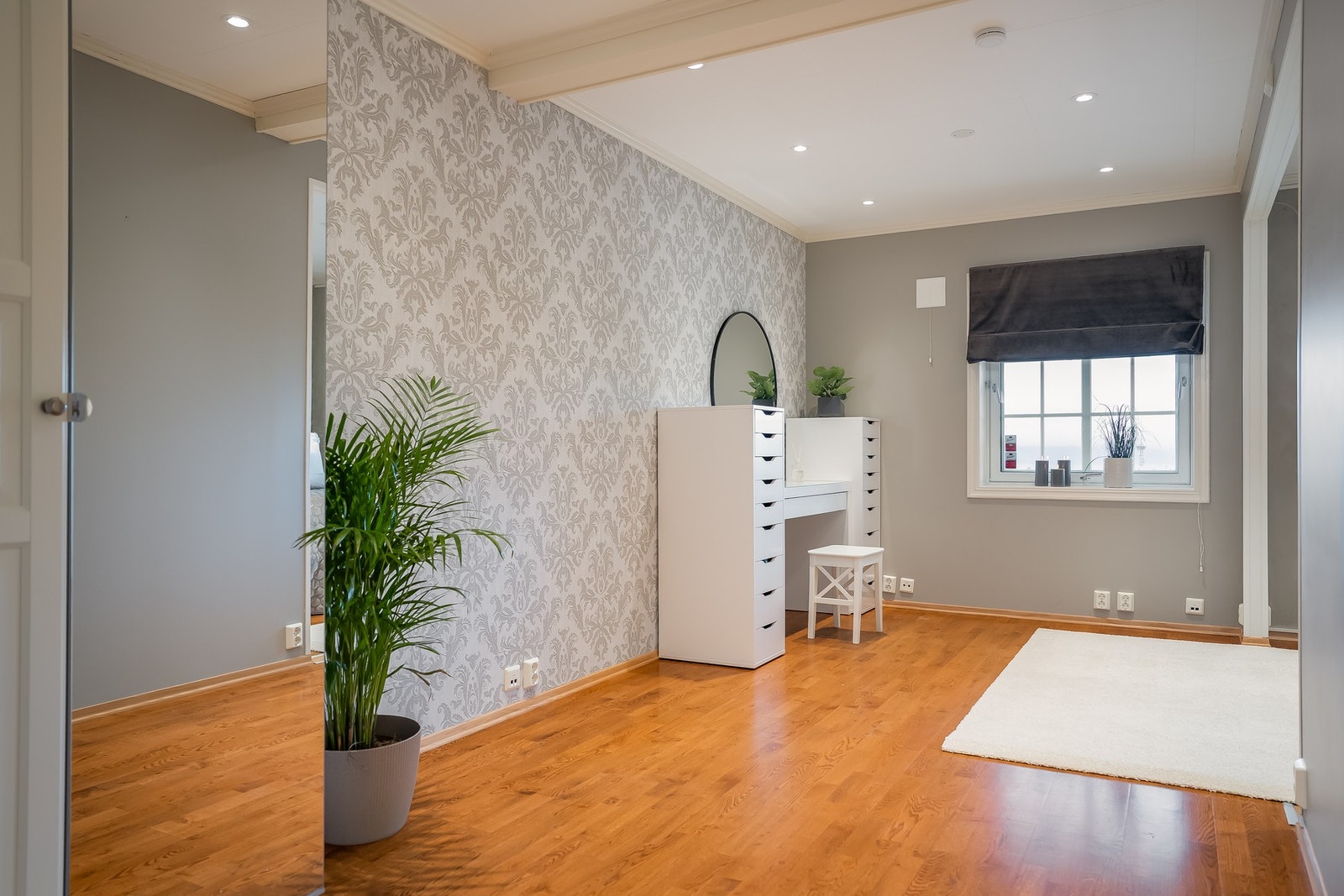 Soverom/stue på 23,5 kvm i sokkeletasjen.