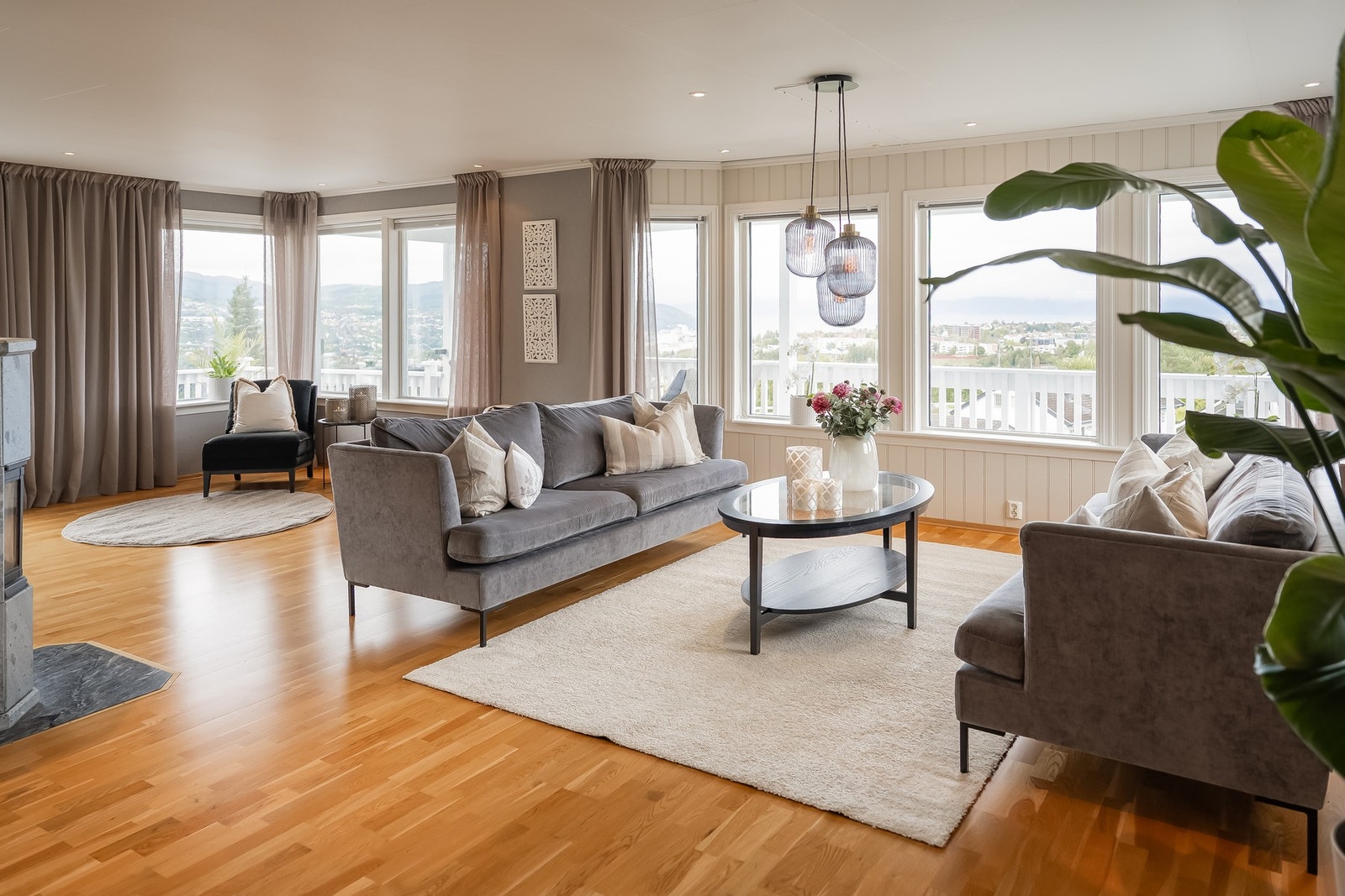 Mange vinduer gir mye naturlig lys.