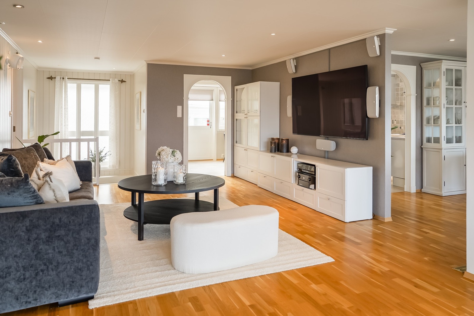 Boligen har varmepumpe med to innedeler. Varmepumpe fra ca. 2014.