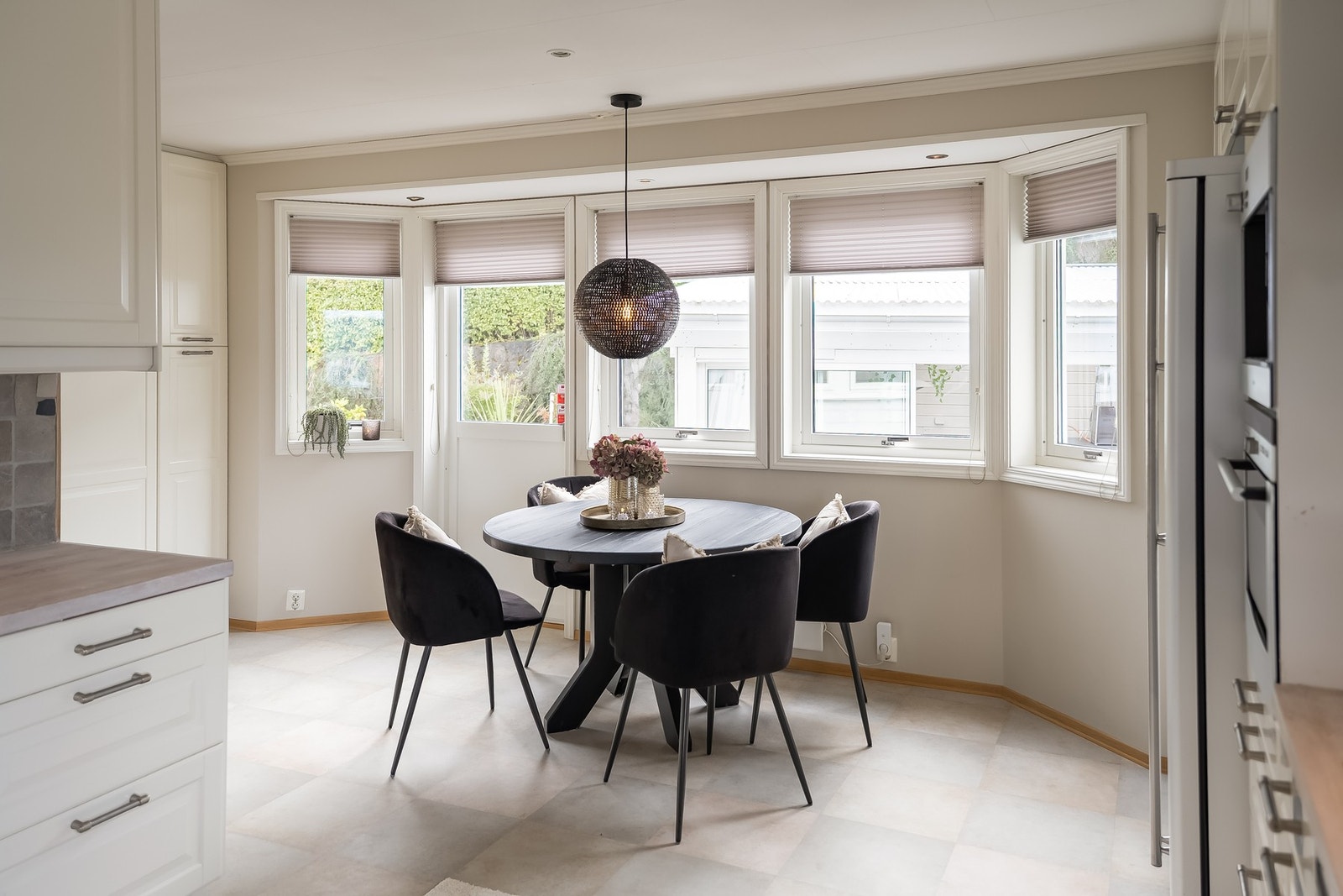 Det er plass til spisebord også på kjøkkenet.