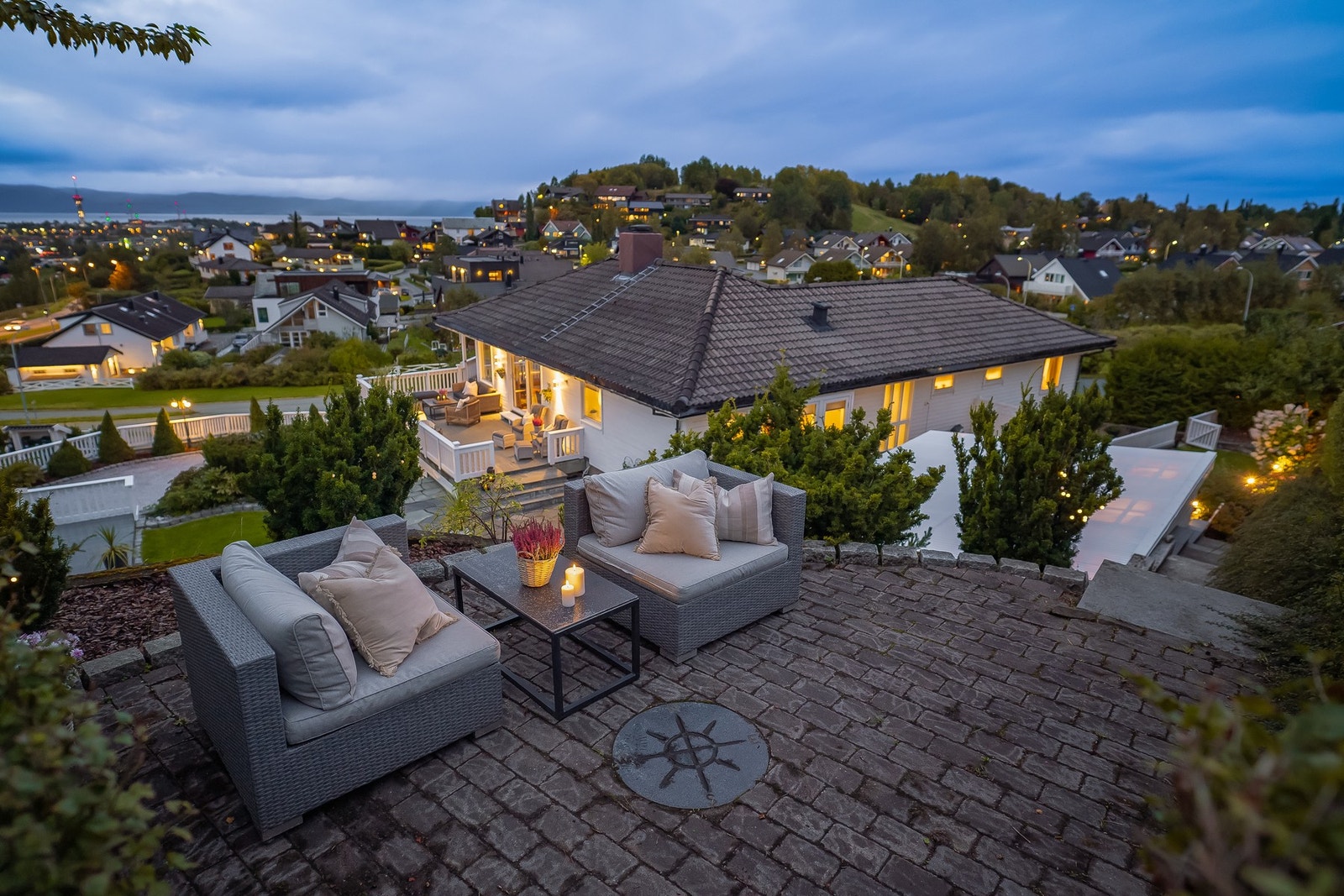 Fin og tilbaketrukket uteplass på baksiden av huset.