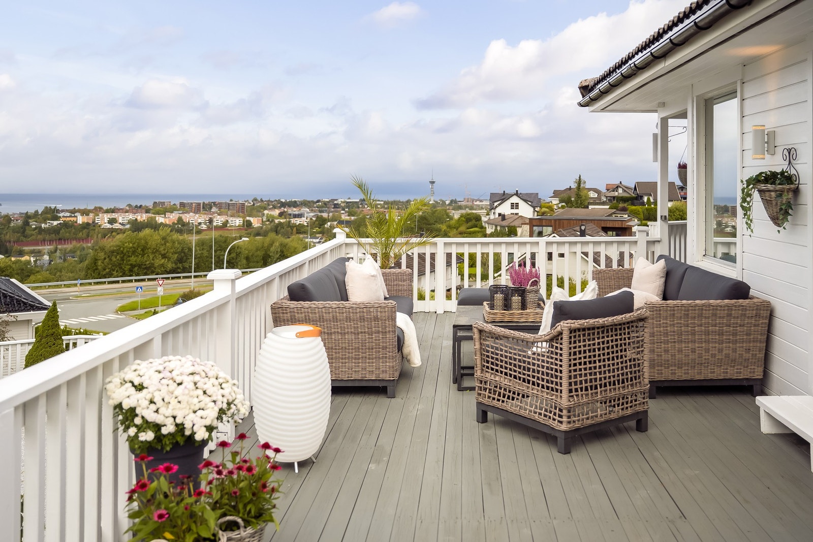 Verandaen strekker seg rundt store deler av huset.