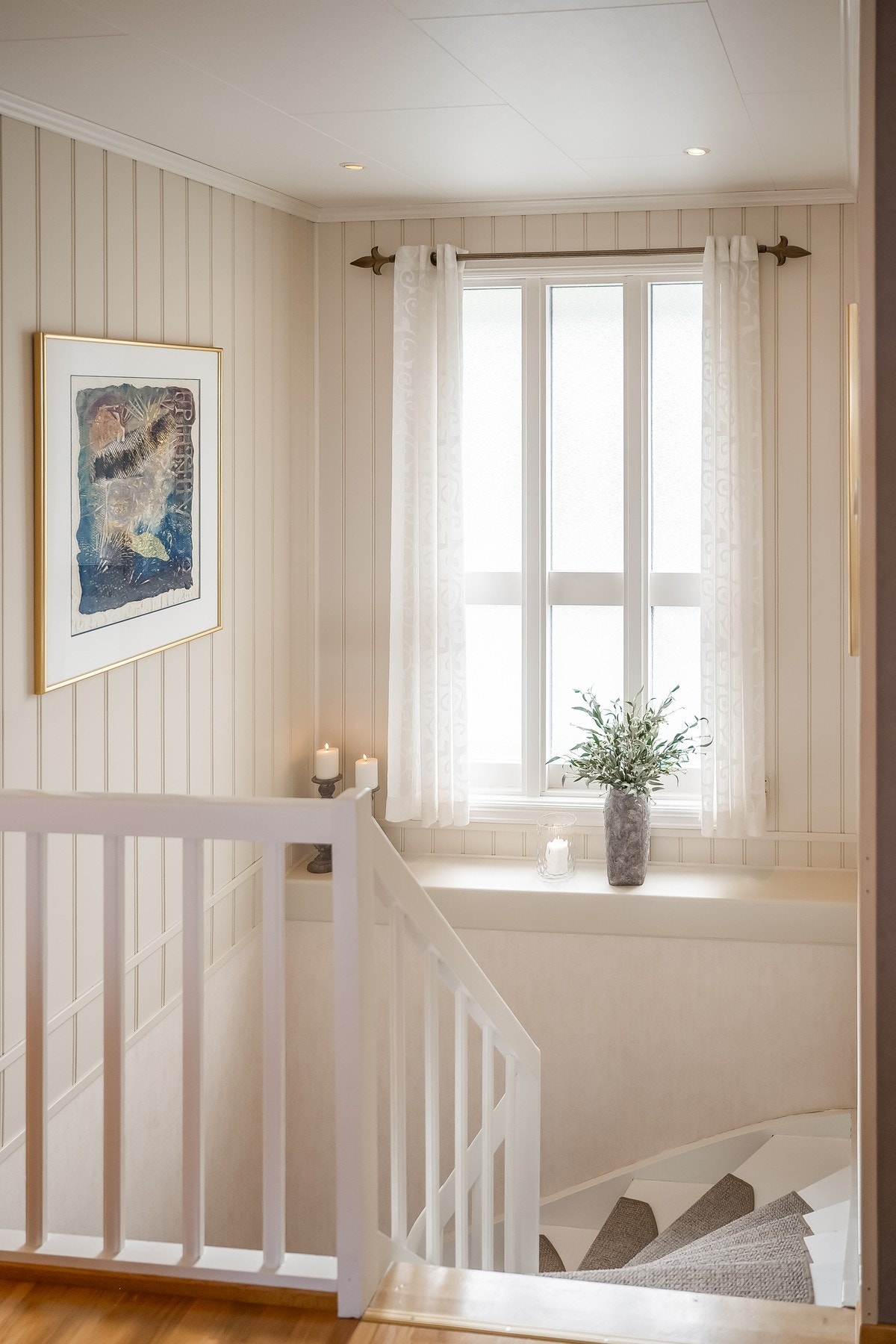 Fint lysinnslipp i trapperommet.