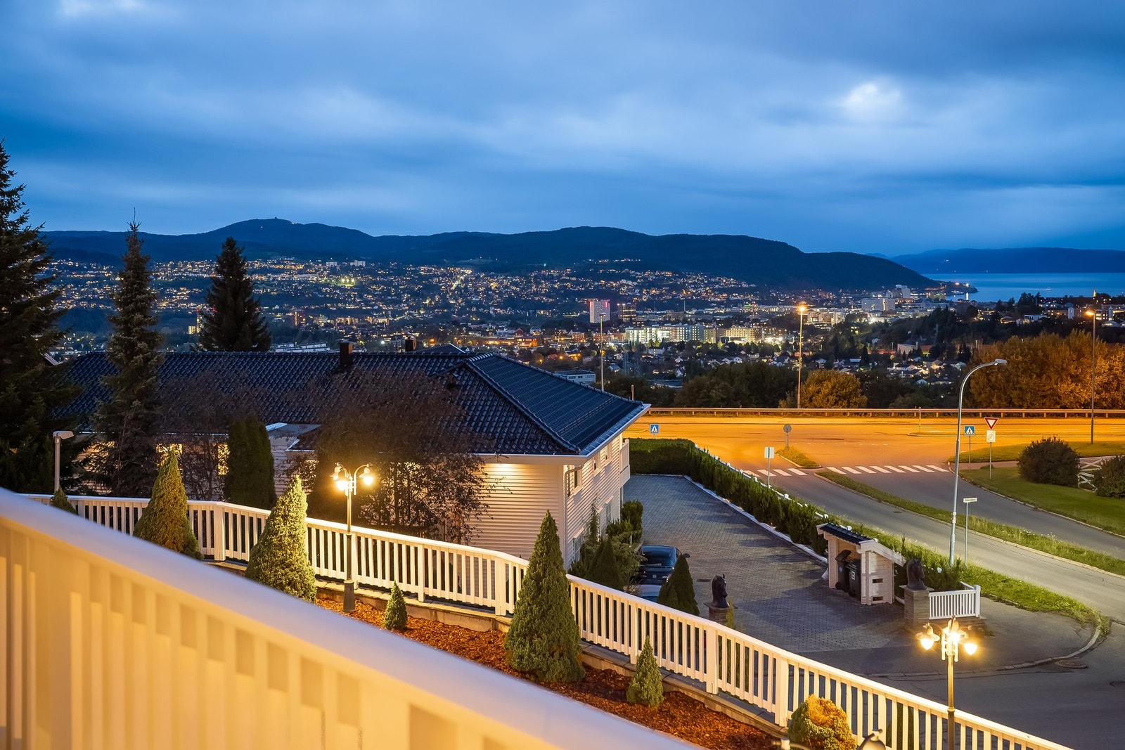 Nydelig utsikt mot Byåsen, byen og fjorden.