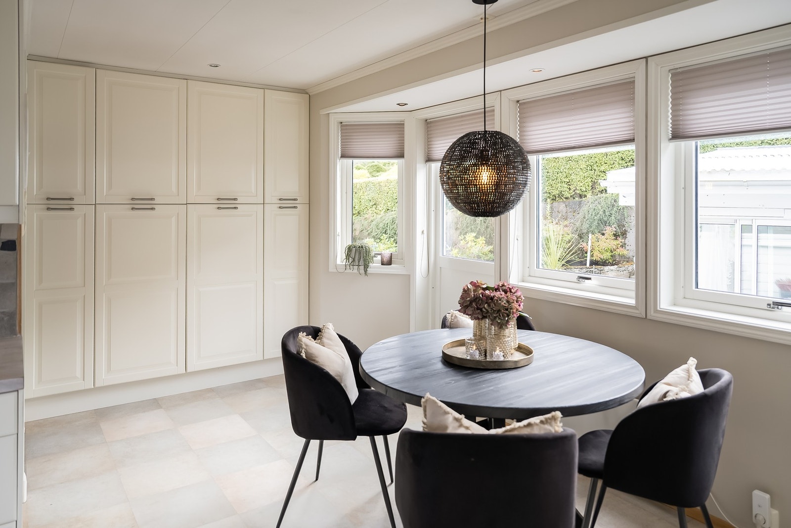 Fra kjøkkenet er det også utgang til hagen.