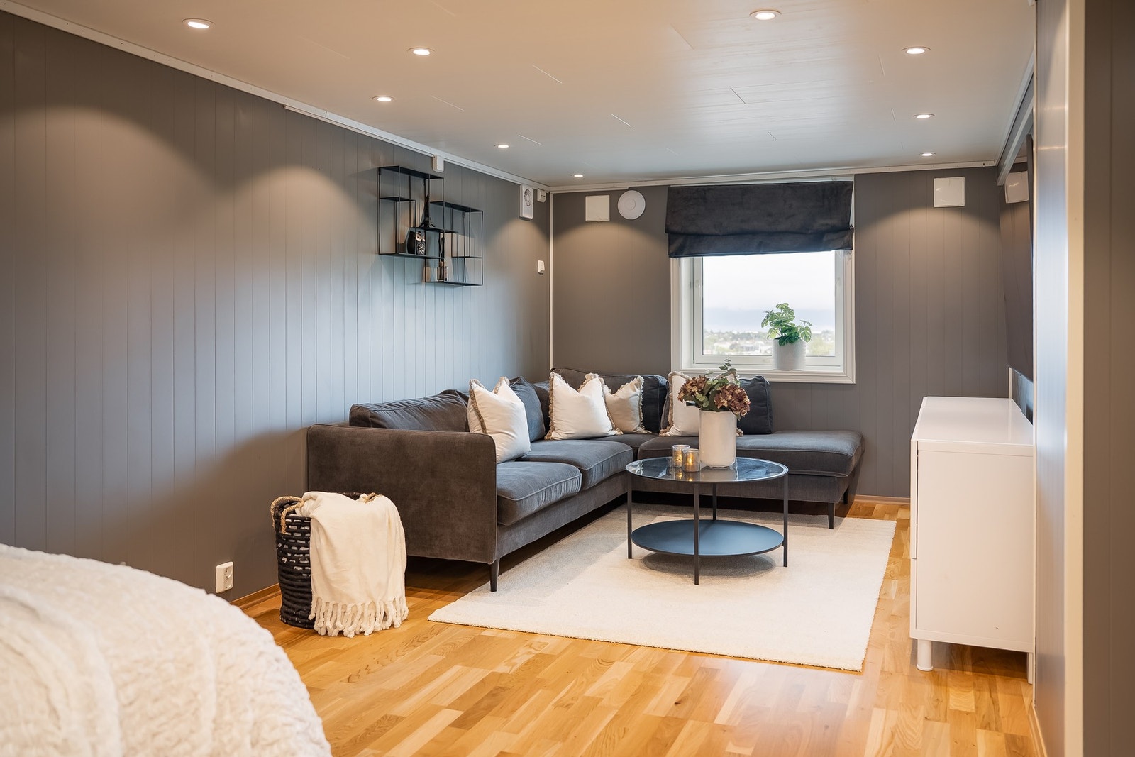 Soverom/stue på 20,4 kvm i sokkeletasjen.