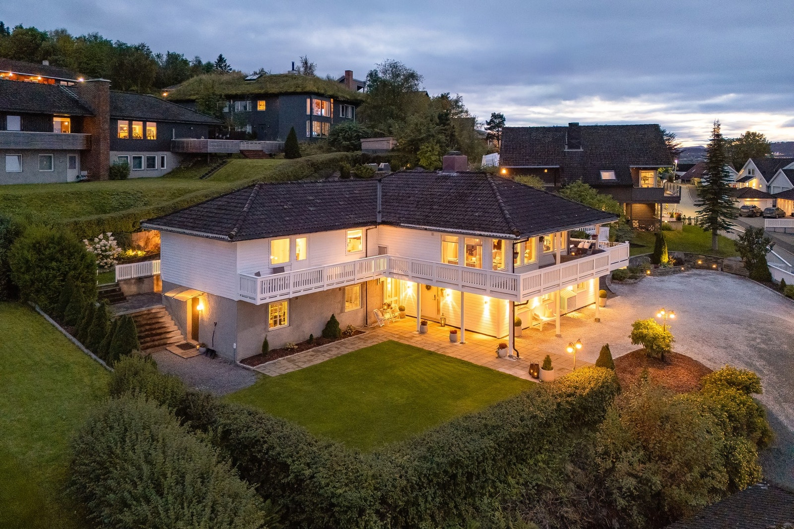 Boligen har fin utebelysning.