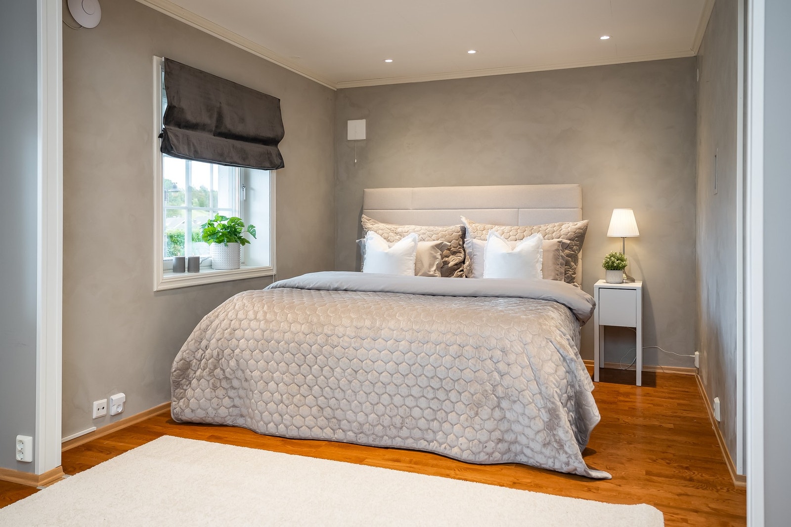 Soverom/stue på 23,5 kvm i sokkeletasjen.