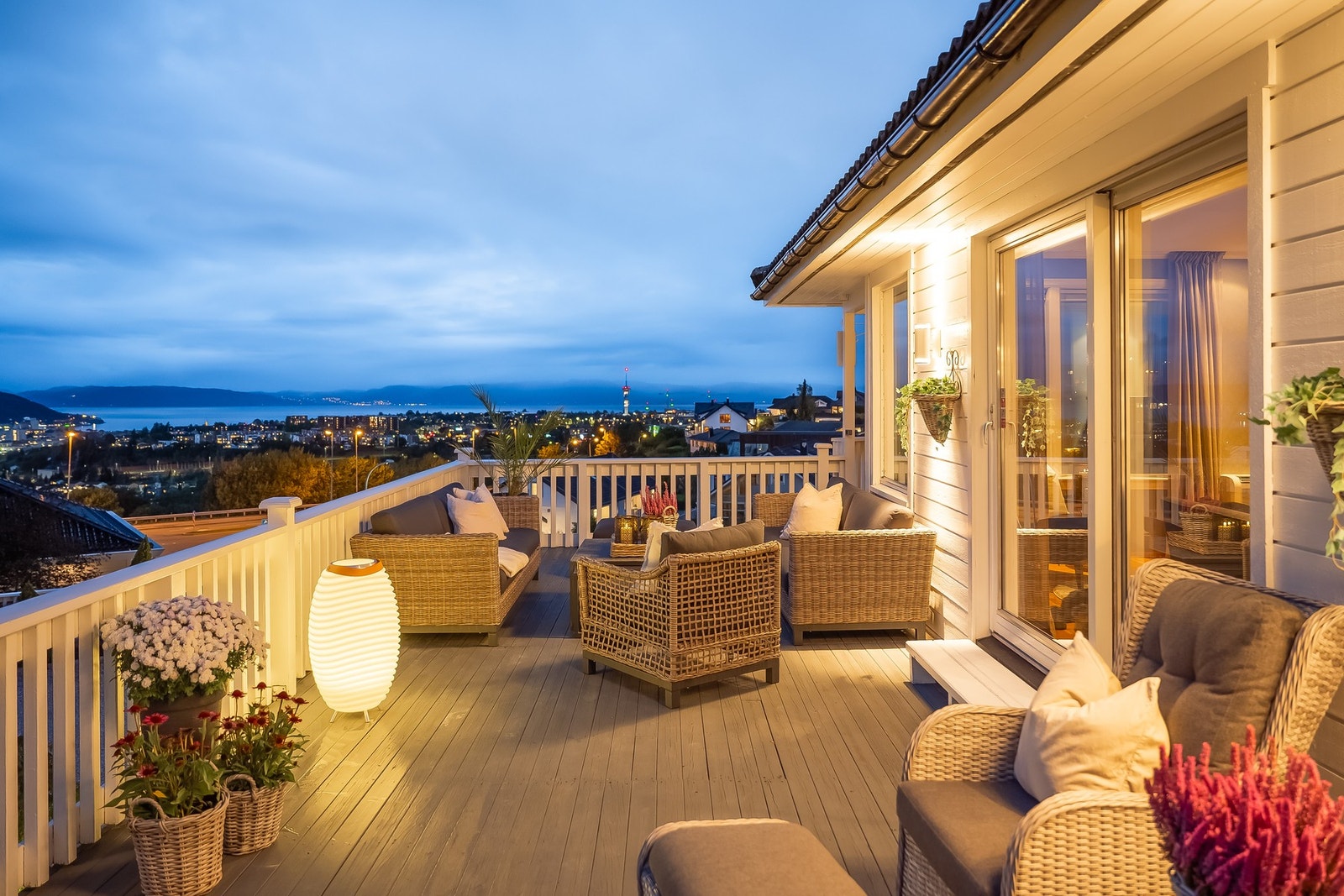 Boligen har en stor veranda på 65 kvm.