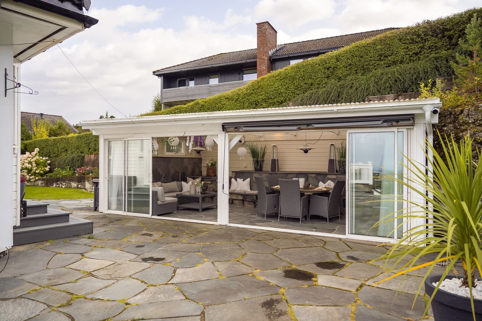 Innglasset hagestue med god plass til utemøbler.