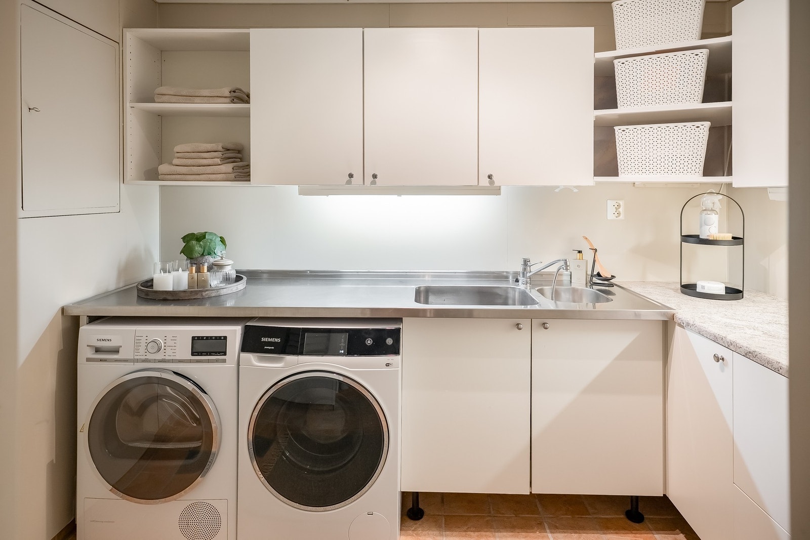 Separat vaskerom på 6,1 kvm med mye skap- og benkeplass.