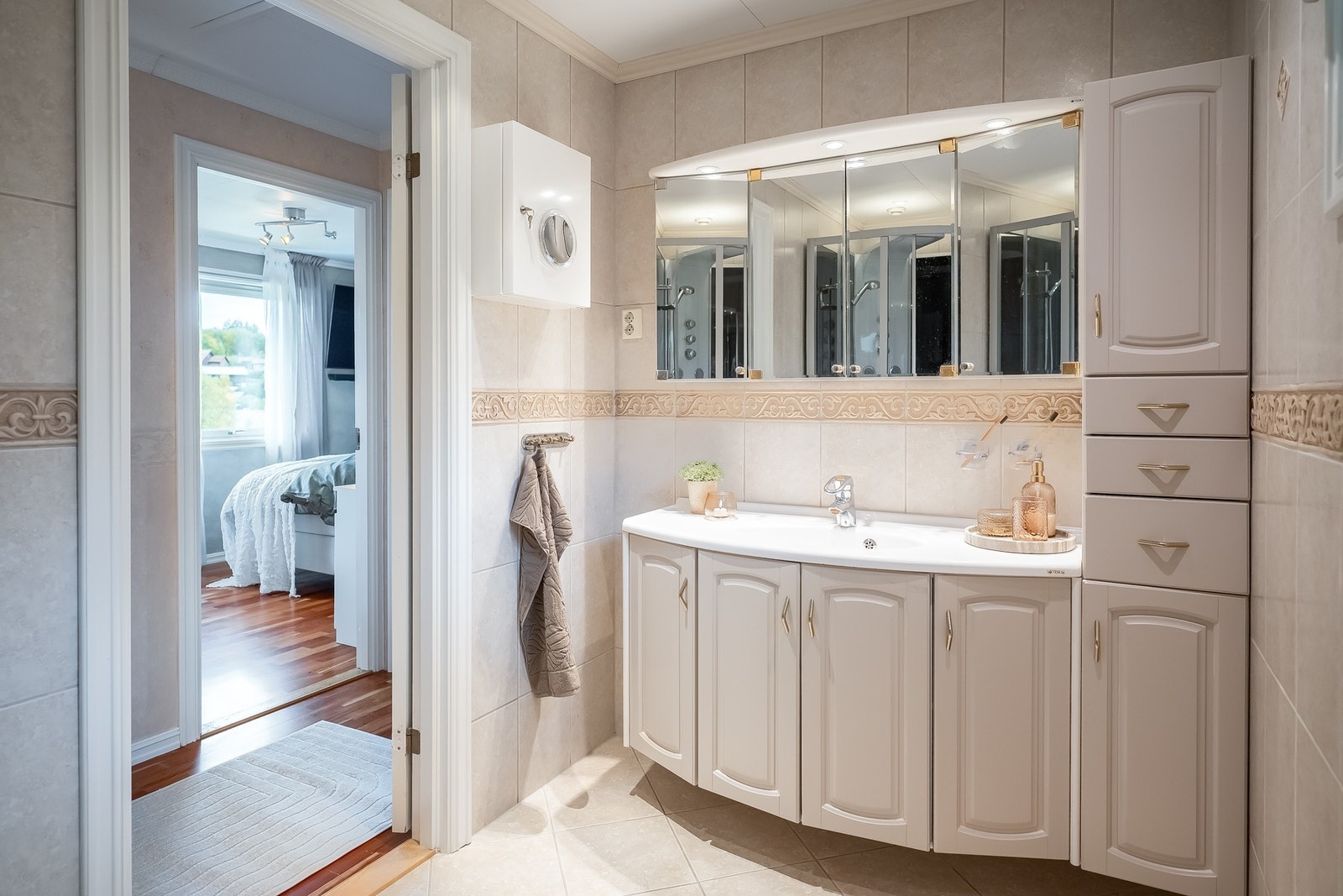 Hoveddelen har to bad i tillegg til separat toalettrom.