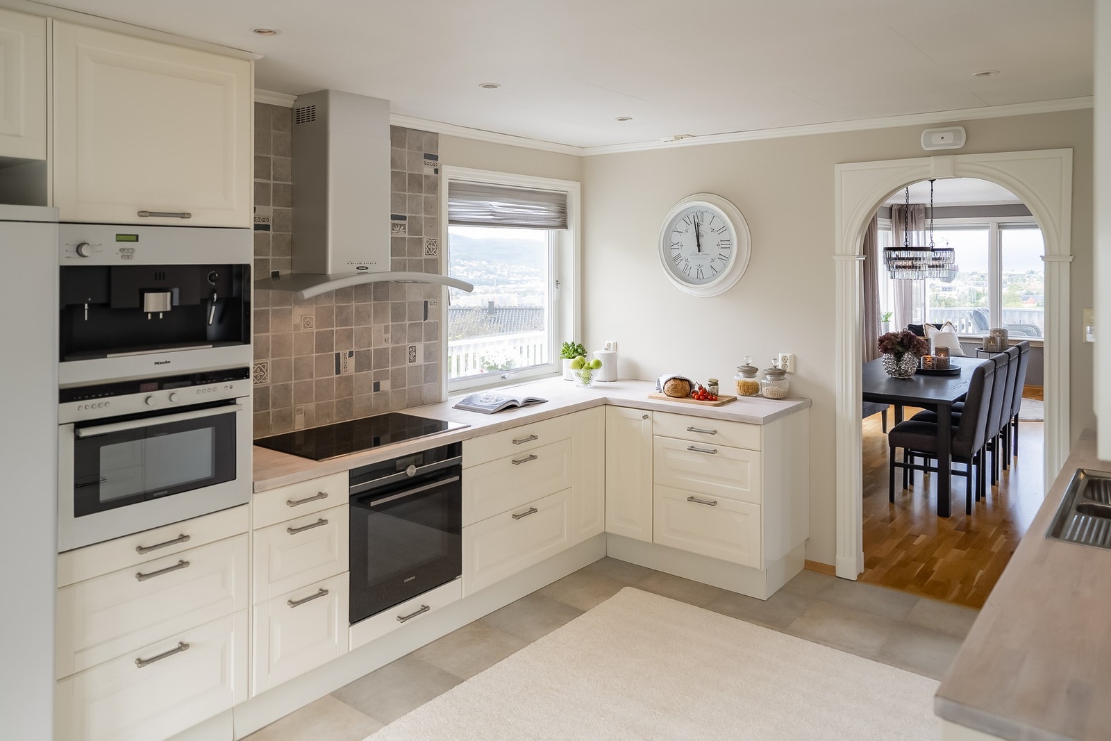 Romslig kjøkken med mye skap- og benkeplass.