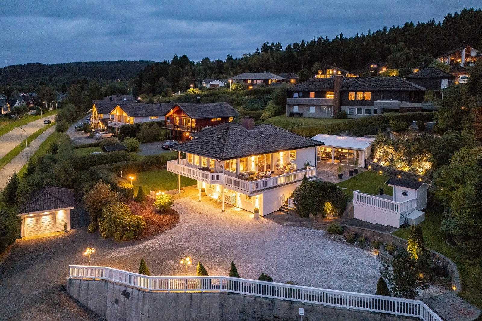 Tilhørende garasje ved innkjørselen.