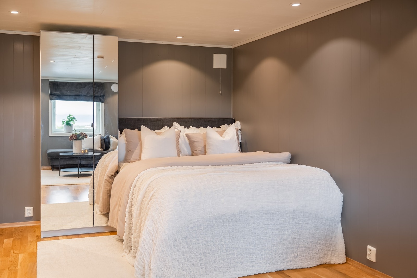 Soverom/stue på 20,4 kvm i sokkeletasjen.