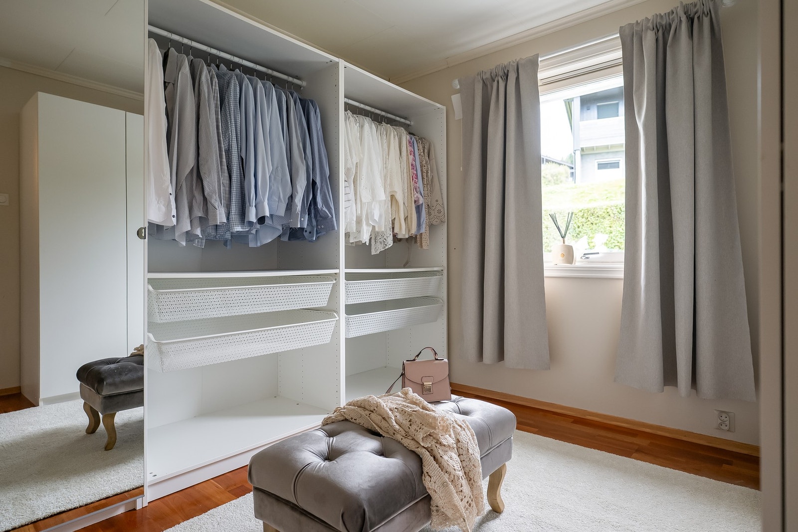 Ett av soverommene er innredet som garderoberom.