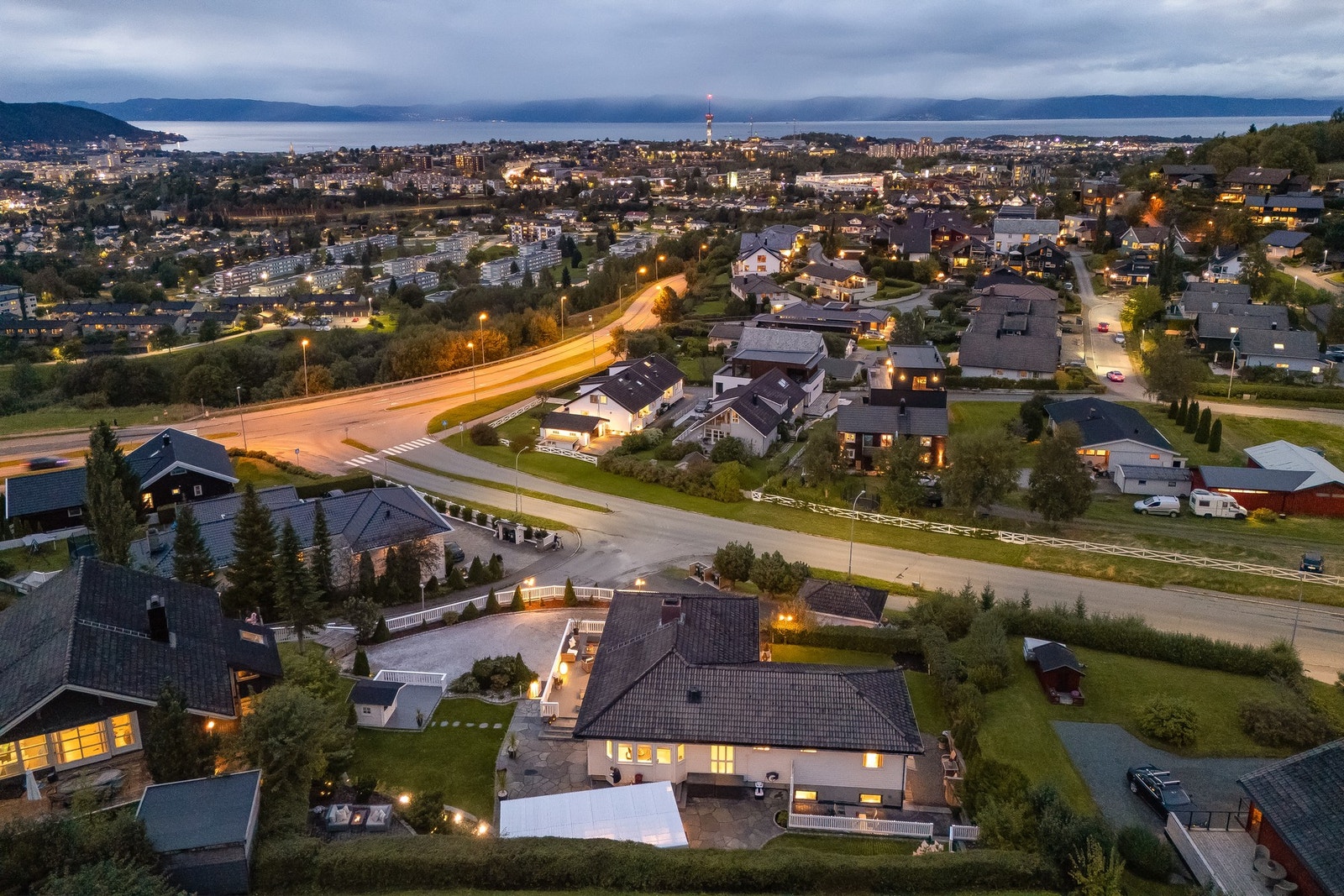 Fordelaktig plassering på hjørnet i feltet.