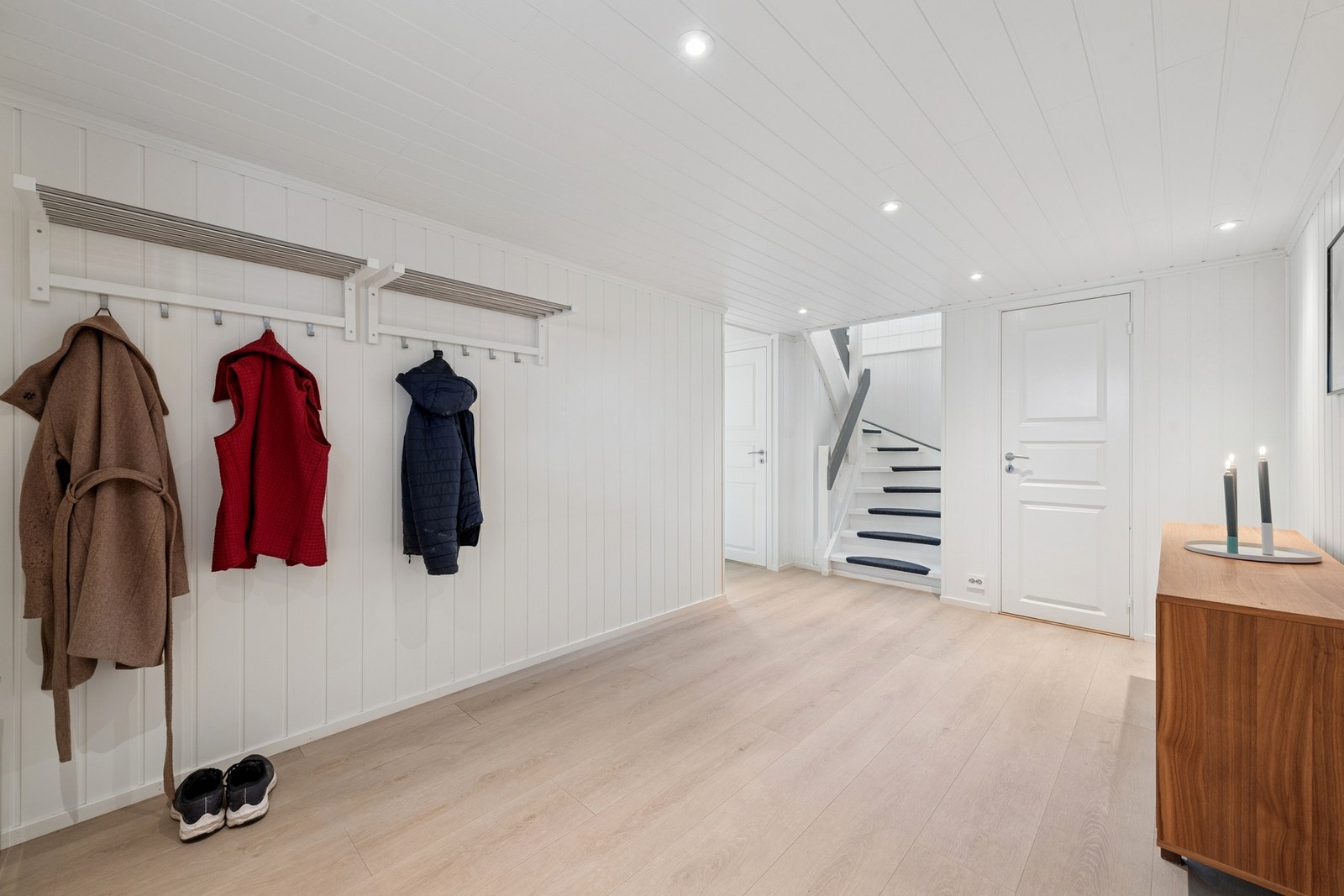 Downlights i taket sørger for god belysning, og rommet oppleves som innbydende og praktisk ved ankomst. Galleribilde