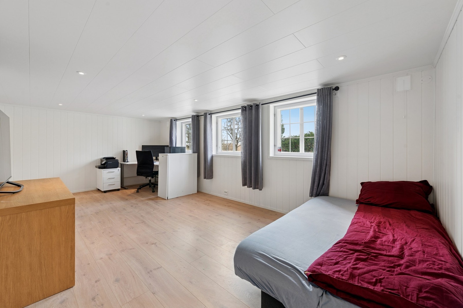 Det er plass til både sofagruppe, seng og kontorplass, noe som gir fleksible bruksmuligheter. Galleribilde