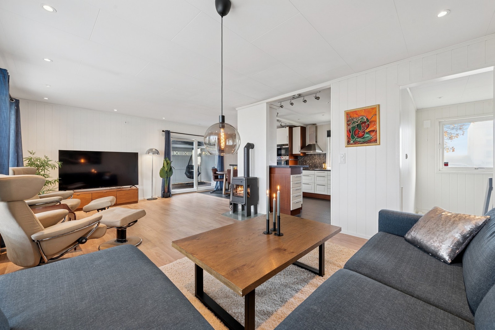 Den åpne løsningen mot kjøkkenet skaper en sosial og praktisk planløsning som passer både til hverdags og når man har gjester. Galleribilde