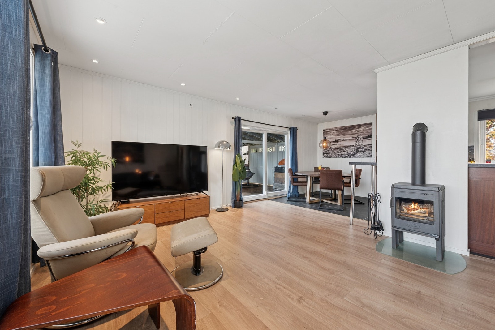 Det er god plass til både sofagruppe, TV-løsning og spisebord, og rommets form gjør det enkelt å møblere. Galleribilde