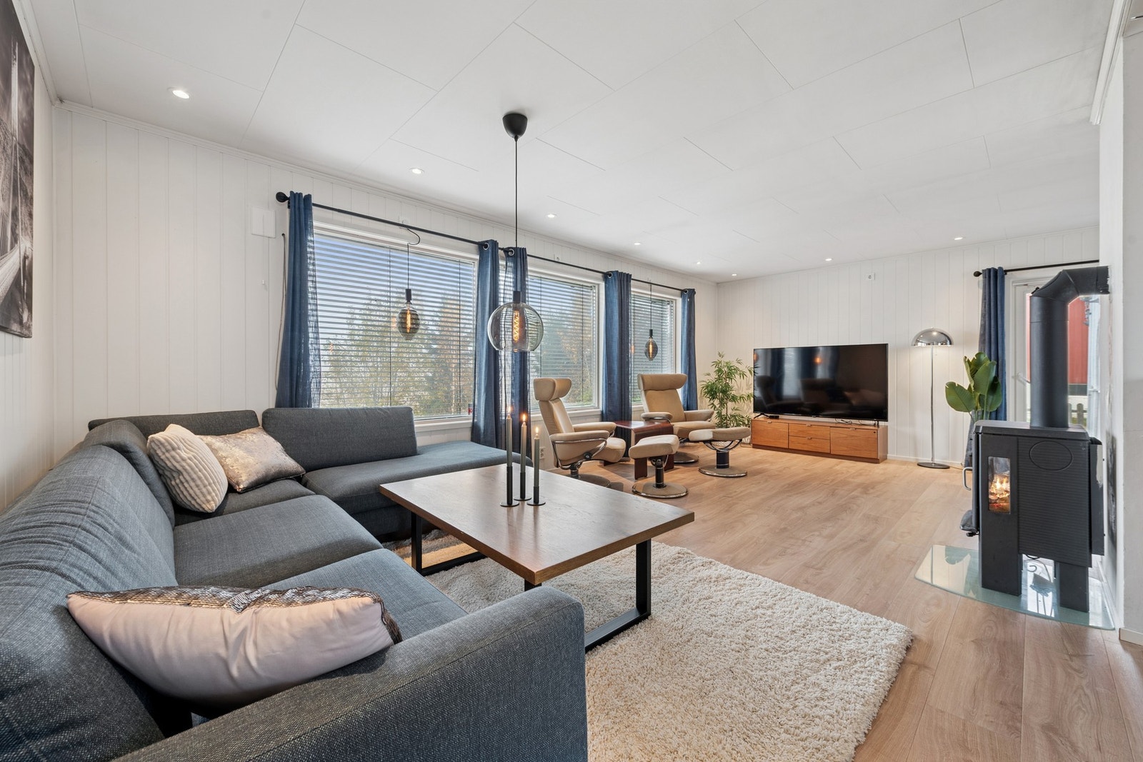 Stuen er lys og tiltalende, med store vindusflater som slipper inn rikelig med naturlig lys. Galleribilde