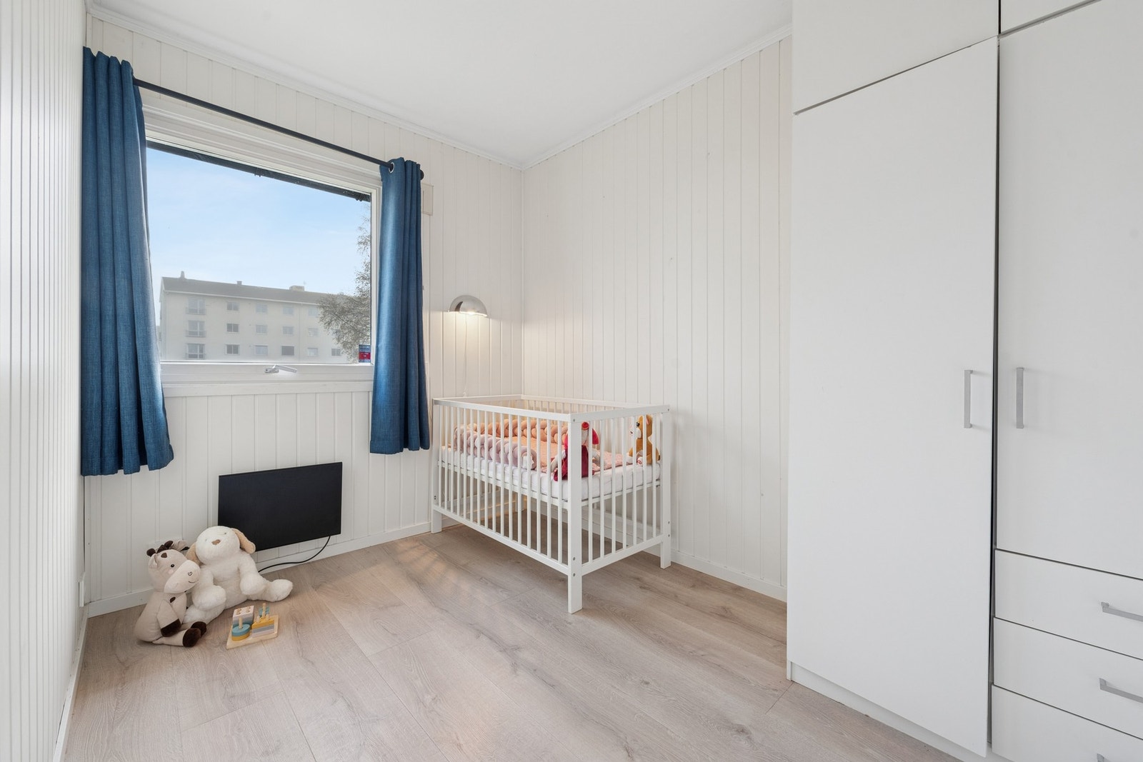 Soverom 2 er også av god størrelse, med plass til dobbeltseng og tilhørende møblement. Galleribilde