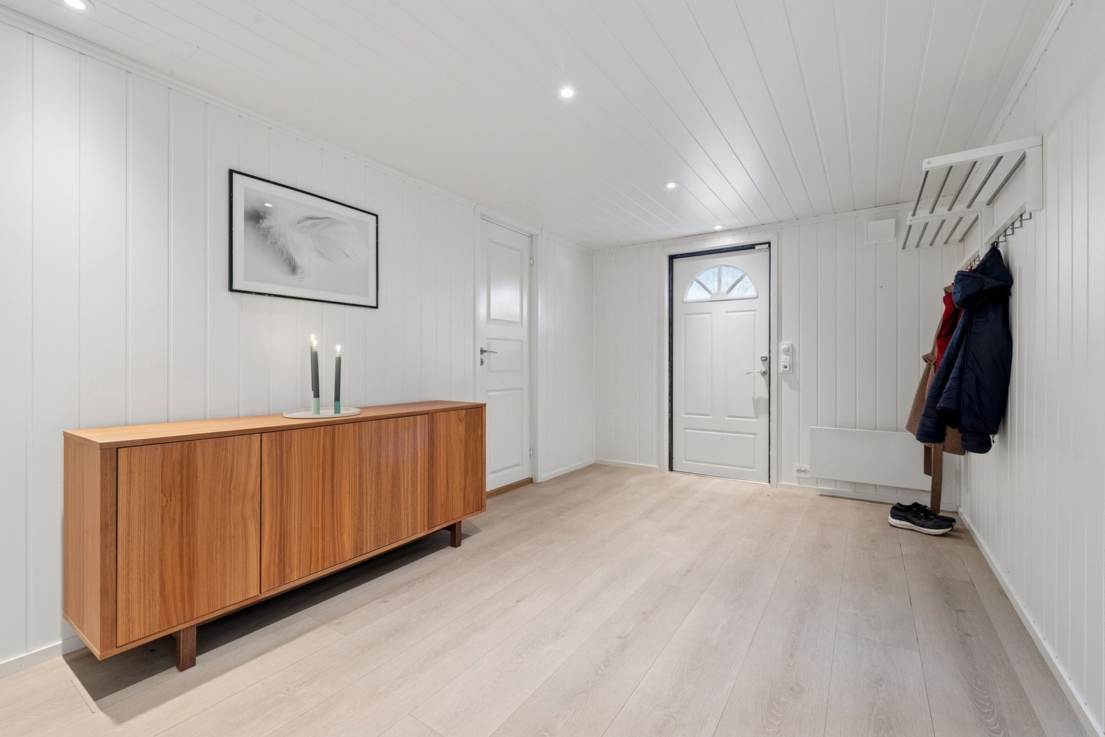 Lys og romslig entré med god plass til oppbevaring av sko og yttertøy. Galleribilde