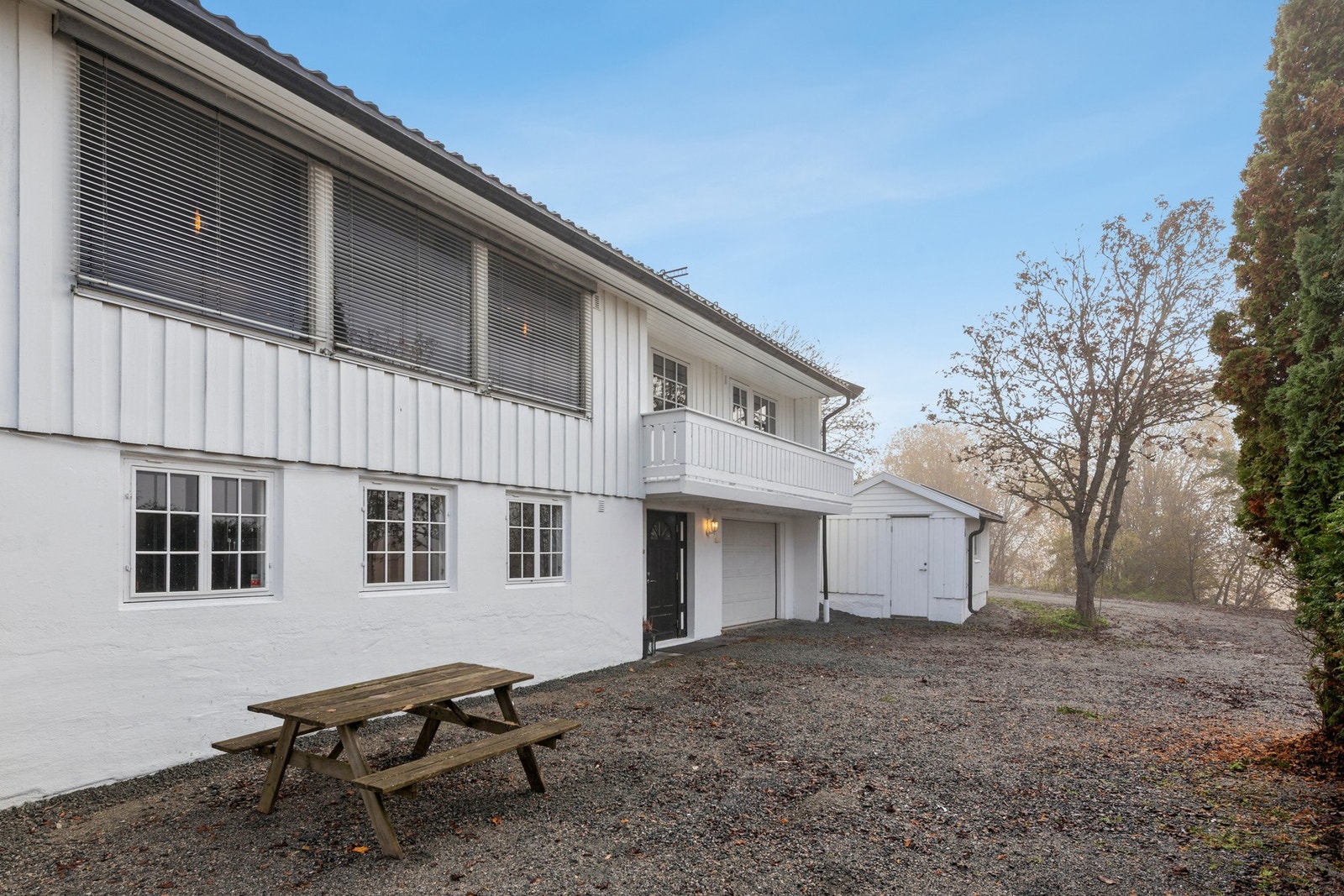 Godt med plass til parkering på egen gårdsplass. Galleribilde