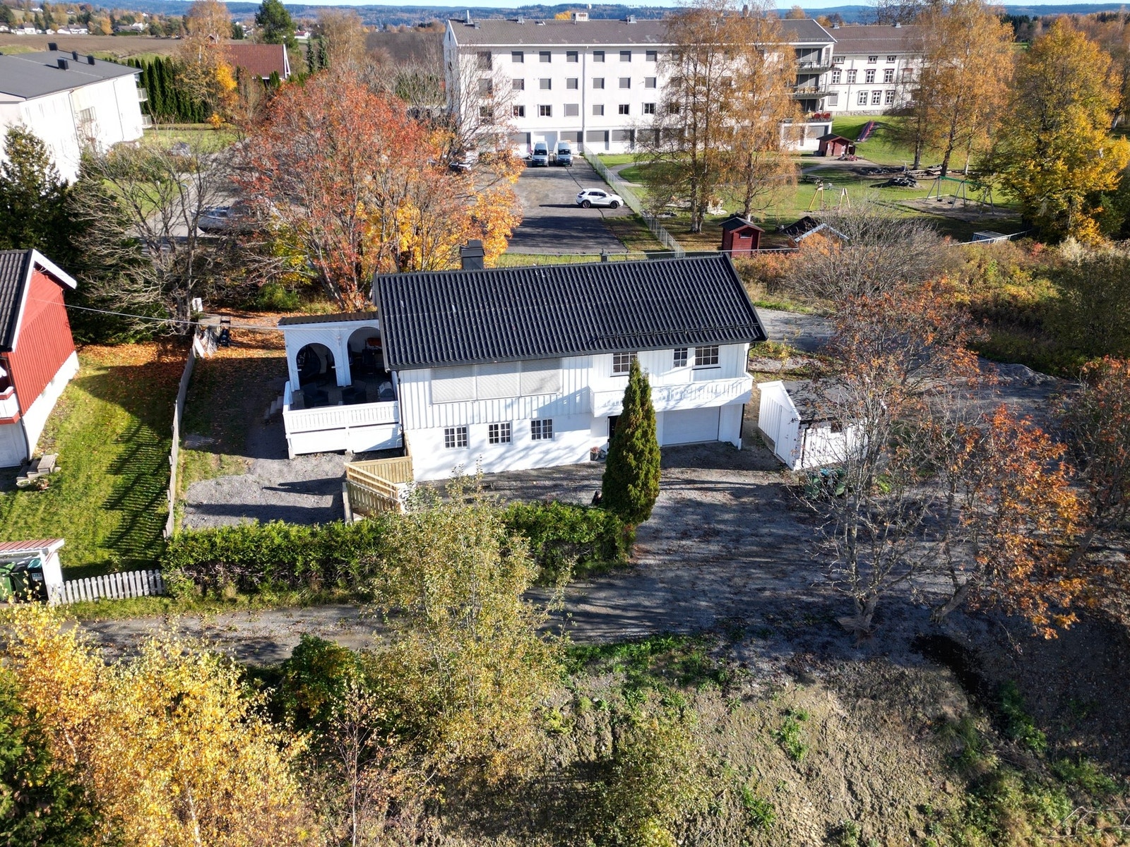 Dagligvarebutikker, apotek og øvrige servicetilbud ligger kun en kort kjøretur unna. Galleribilde