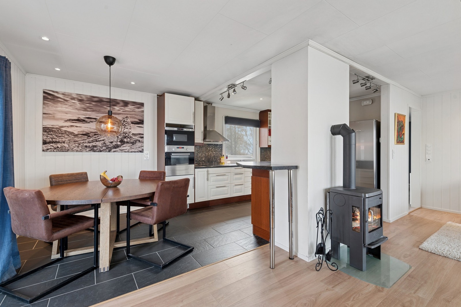 Det er god skap- og benkeplass med smarte løsninger. Galleribilde