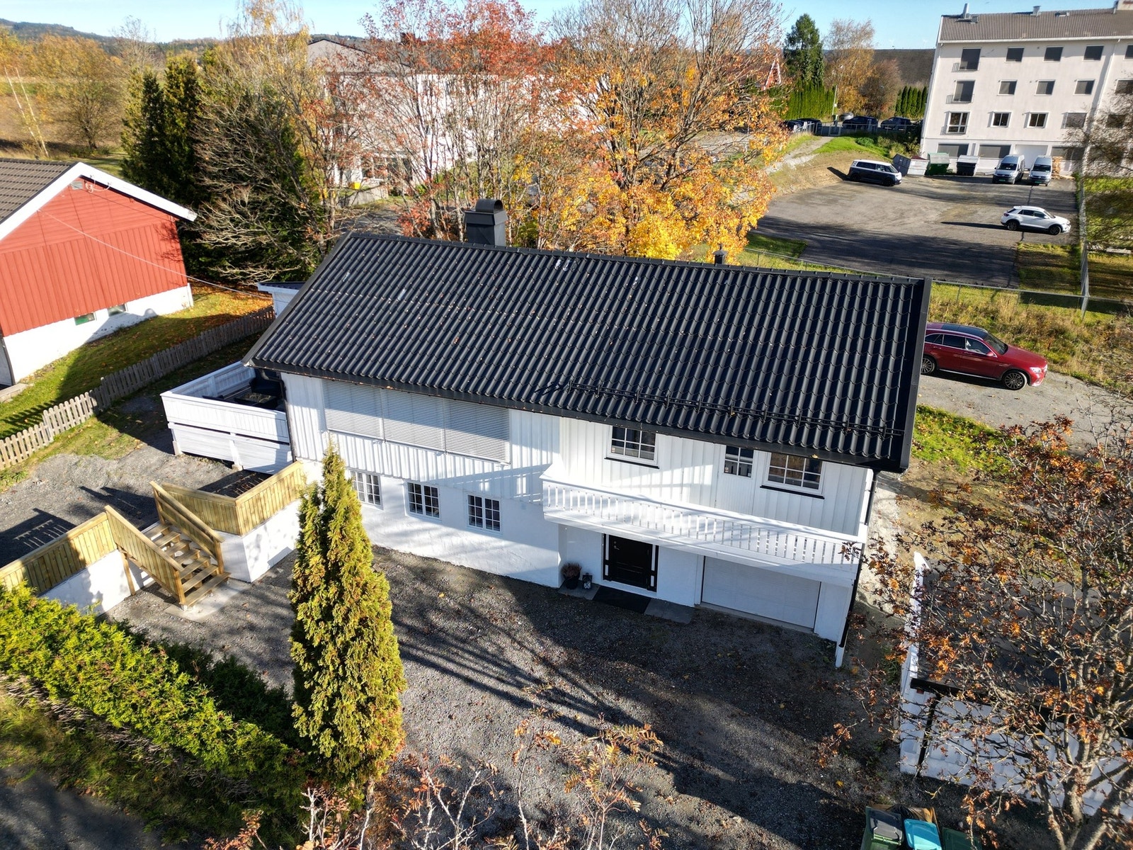 Eiendommen ligger i et etablert og attraktivt boligområde som preges av rolige omgivelser og et trivelig nabolag. Galleribilde