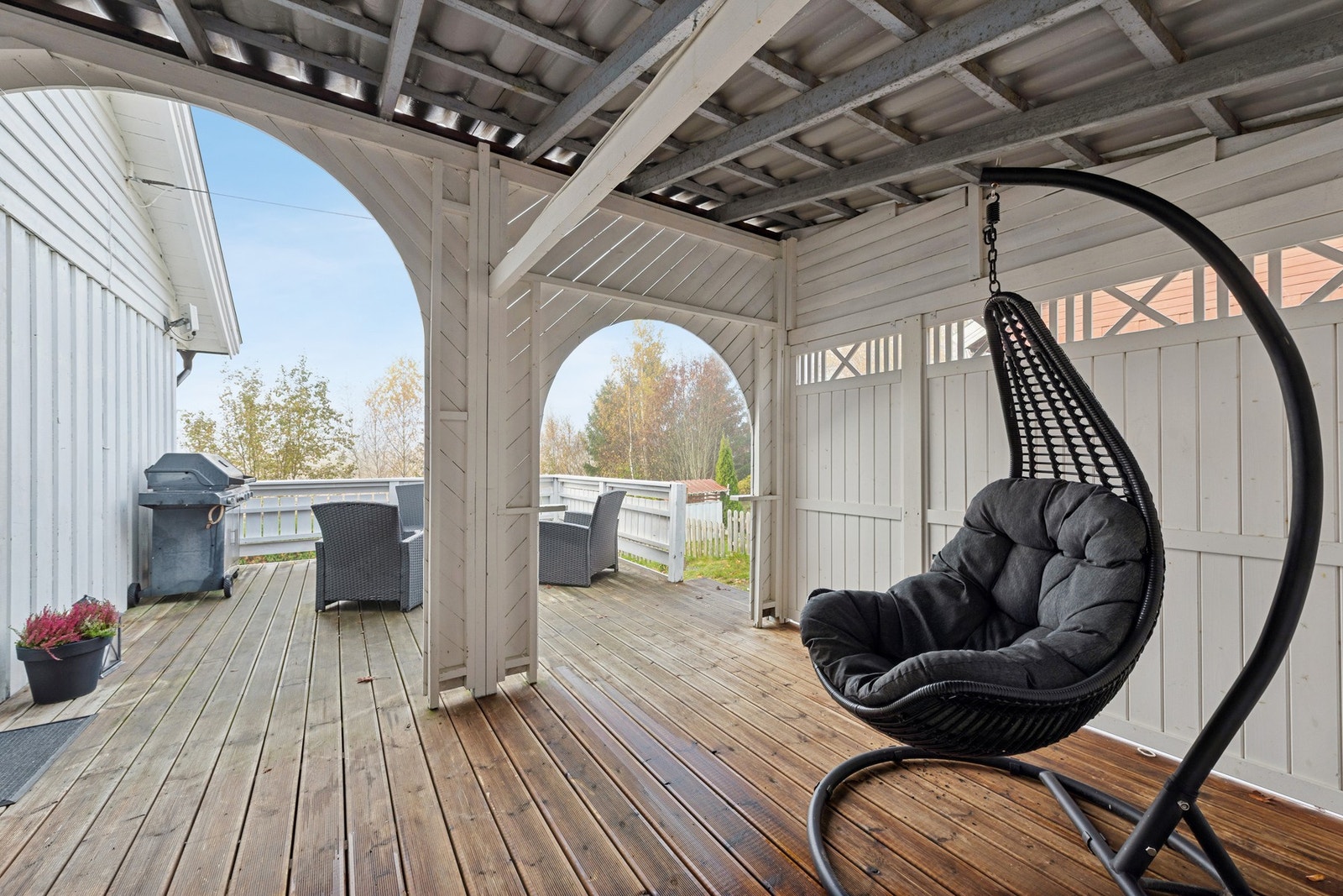 Fra stuen er det utgang til en overbygd terrasse med plass til sittegruppe og grill. Galleribilde