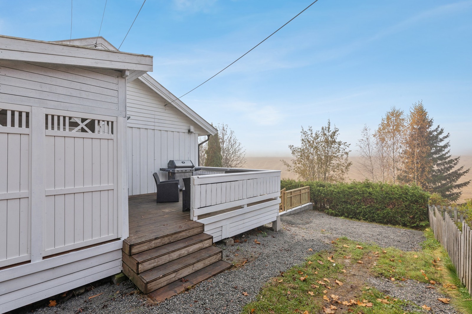 Eiendommen har flere fine uteplasser som gir gode sol- og bruksforhold. Galleribilde