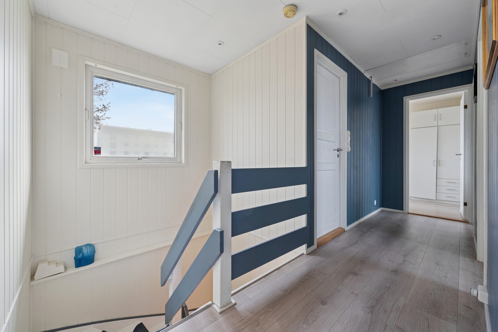 Underetasjen byr bla. på god takhøyde, kjellerstue, vaskerom og ekstra toalett. Galleribilde