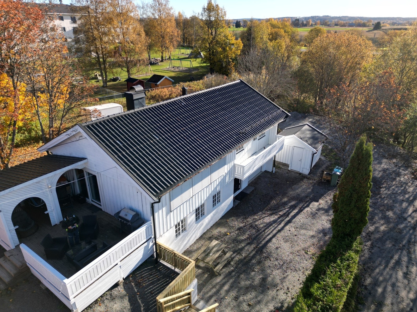 Uteområdene fremstår som trivelige og godt utnyttet. Alle dronebilder er tatt av selger. Galleribilde