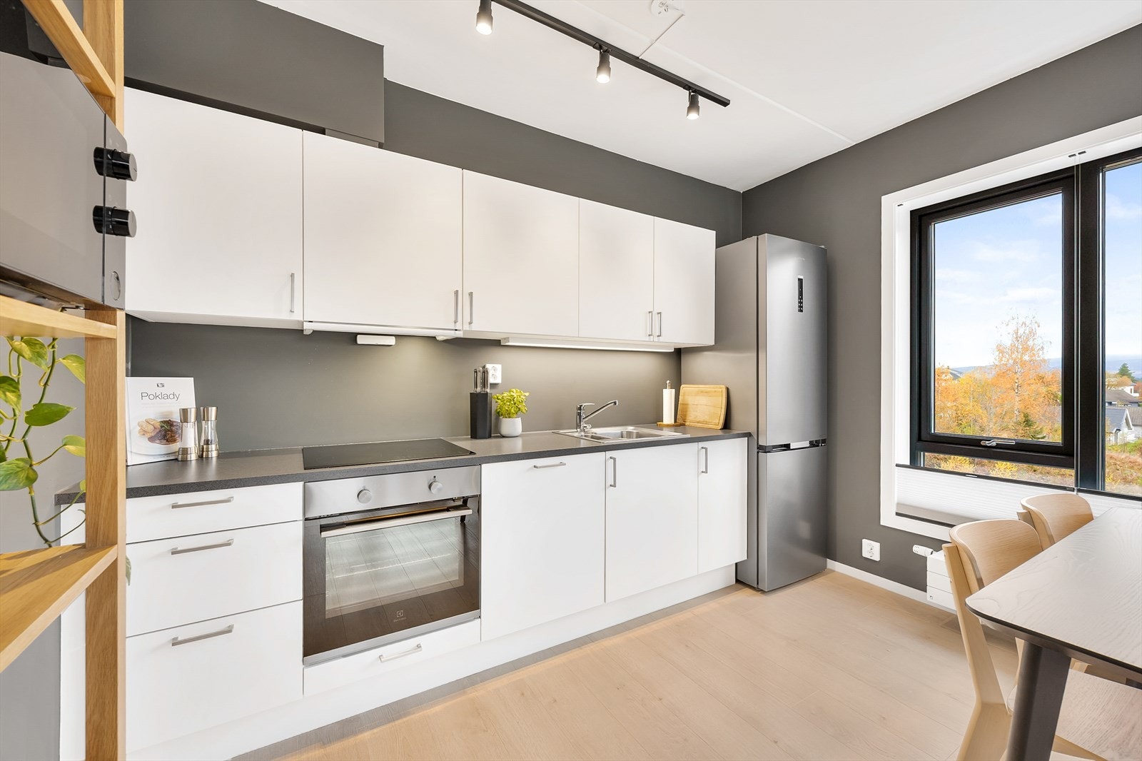 Kjøkkenet har integrerte hvitevarer som koketopp, stekeovn og oppvaskmaskin. Galleribilde