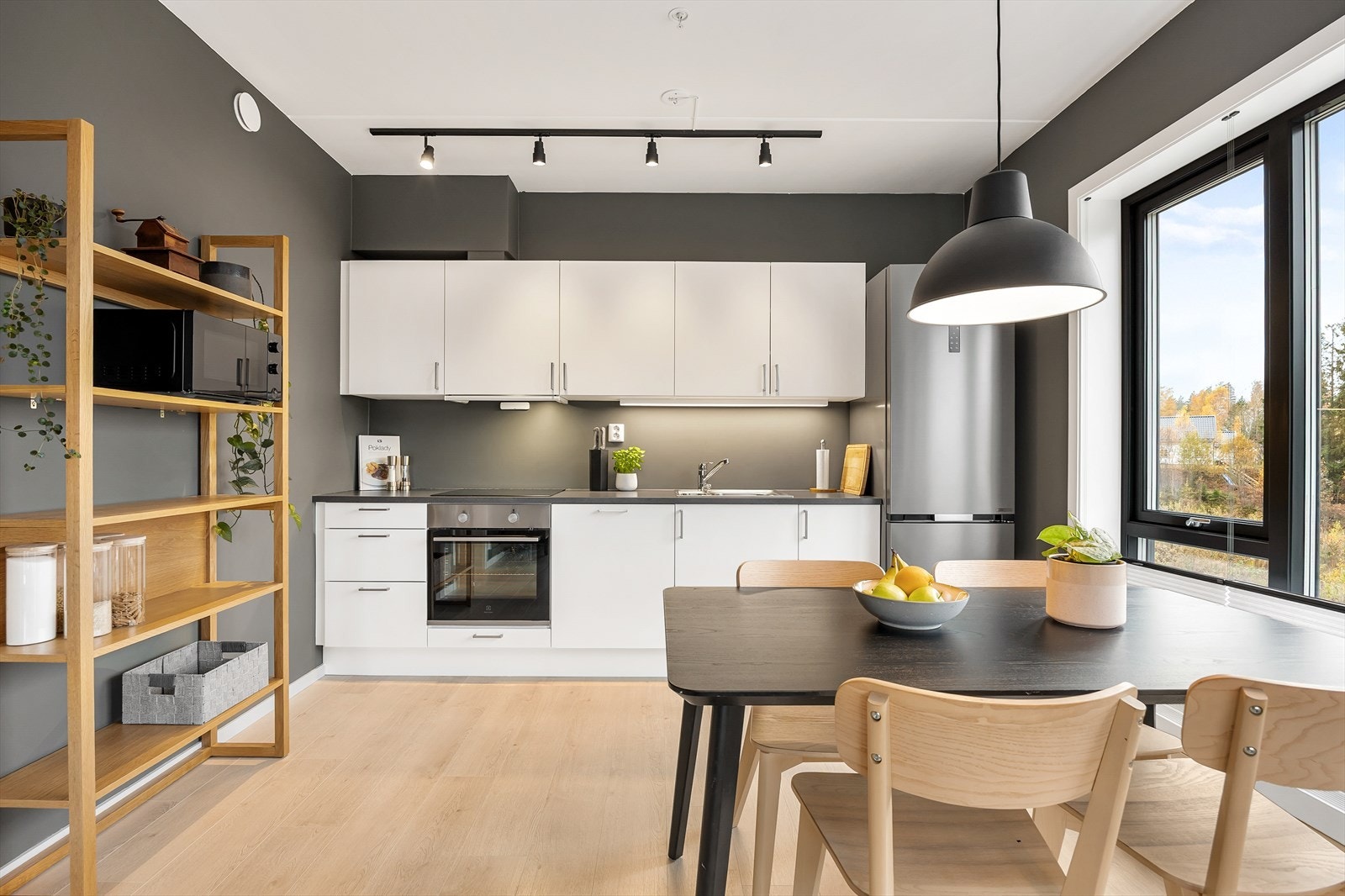 Innredningen består av glatte fronter, laminert benkeplate og oppvaskkum av stål. Galleribilde