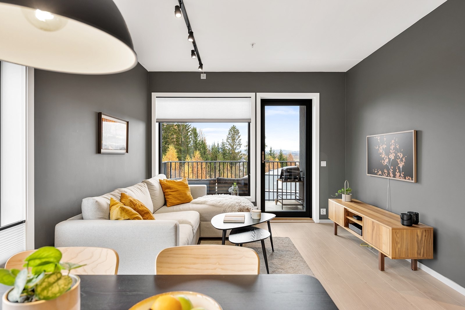 Stuen lar seg enkelt møblere med spisestue, sofagruppe og mediemøbler. Galleribilde