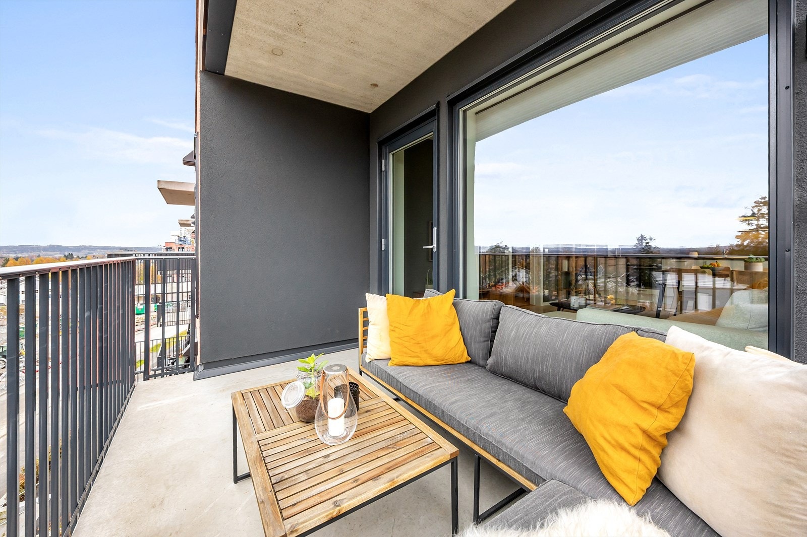 Balkongen har betongdekke og lakkert rekkverk av metall. Galleribilde